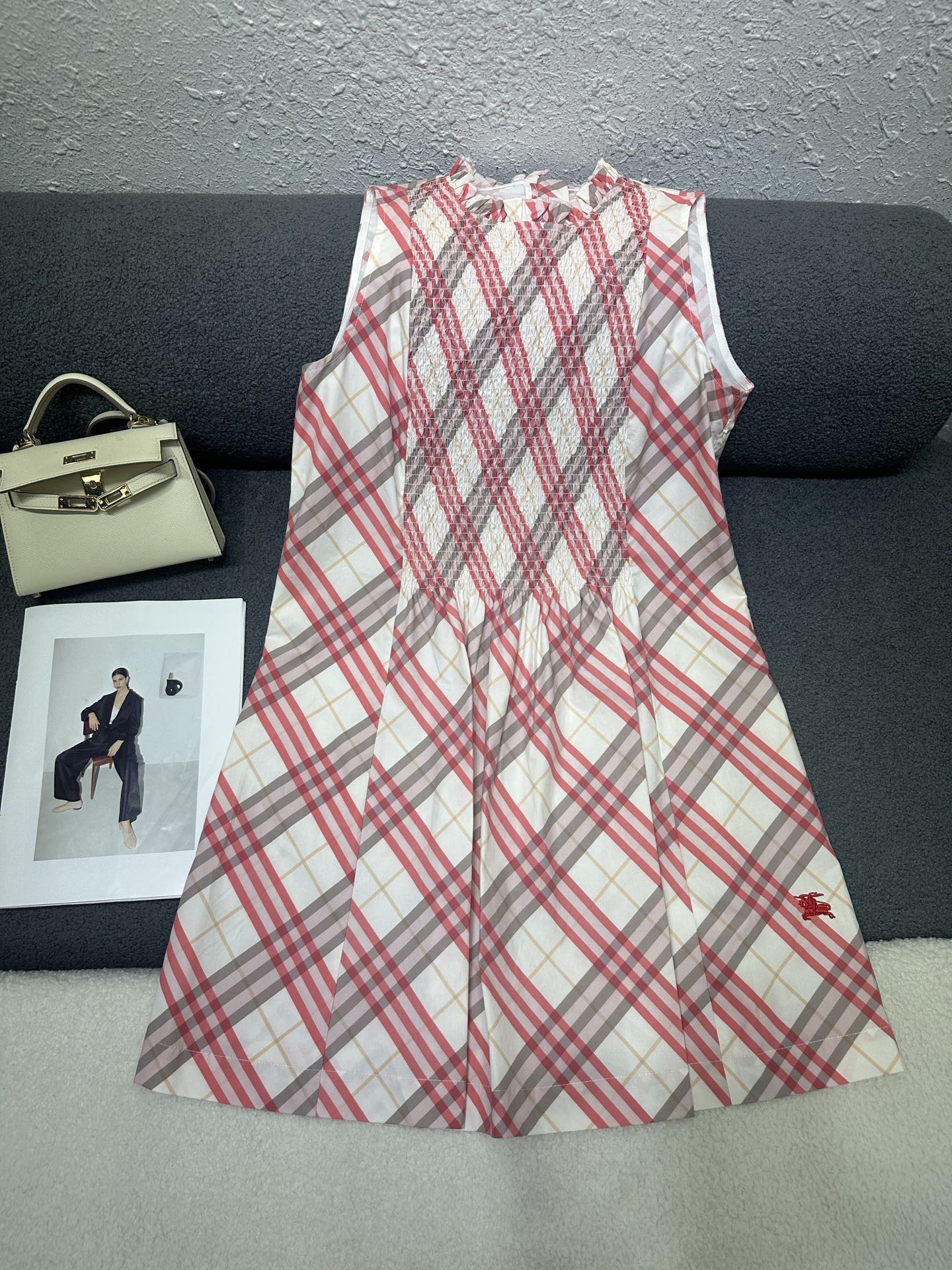 NO:875952,Burberry*2026 new summer style sleeveless dress. All-over pink plaid fabric is eye-catching. Classic war horse pattern embroidery decoration on the skirt. Pleated design to reduce age and style. Zipper design on the back. Cotton fabric is breathable and comfortable. Monochrome SML,,burberry,skirts,19860909Burberry*2026夏季新款无袖连衣裙 通体粉色格纹面料吸睛十足 裙摆处经典战马图案刺绣装饰点缀 做压褶设计版型减龄洋气 后背处做拉链设计 棉质面料透气舒适 单色SML,,burberry,skirts,,Women's clothing