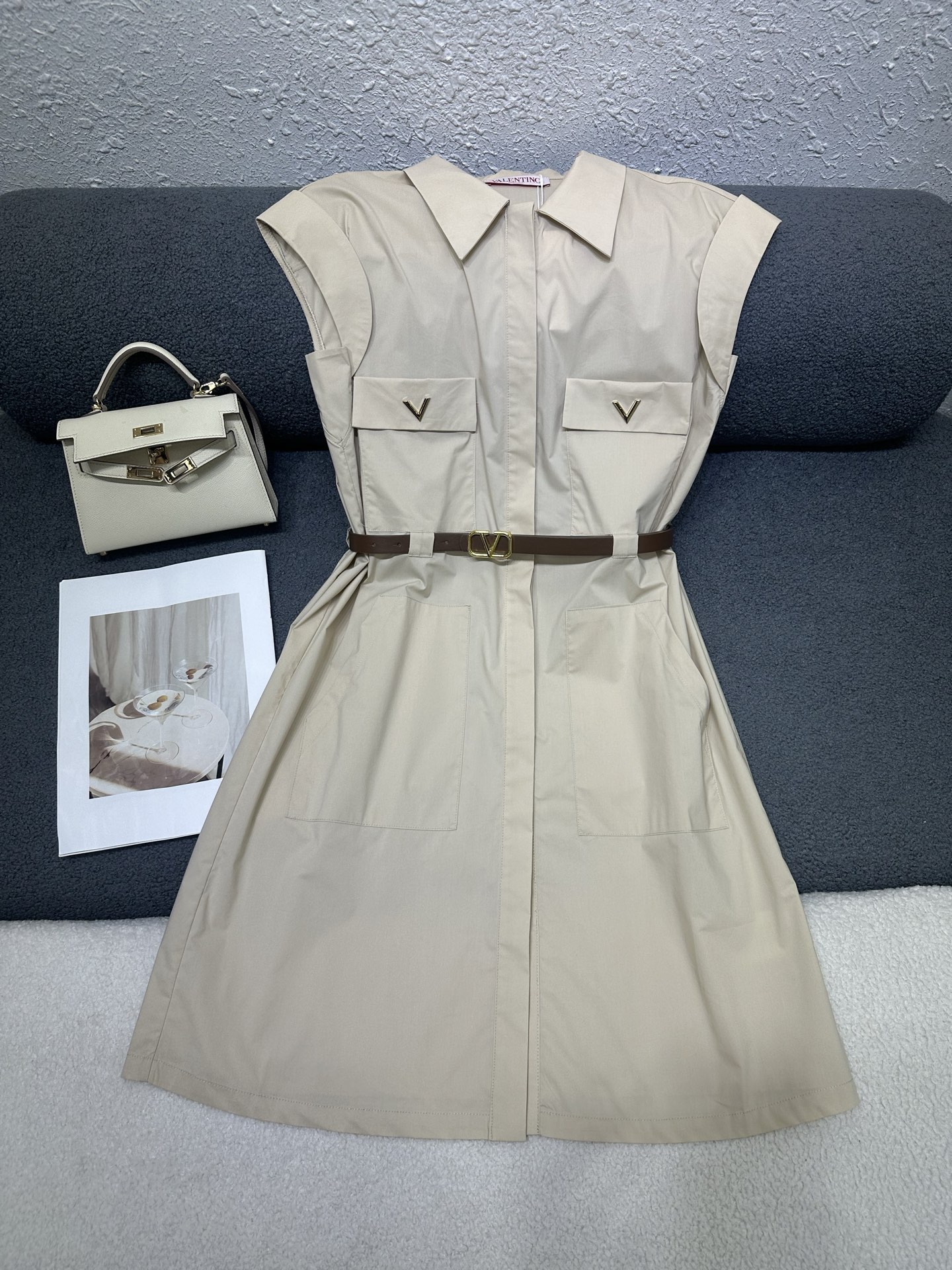 NO:877215,Valentino*2026 new summer style lapel sleeveless dress. Customized V-shaped metal mark decoration on the chest pocket. Customized V-shaped belt matching. Cuff design. Cotton fabric is breathable and comfortable. Simple and elegant version. Two-color SML, valentino, skirts,19860909Valentino*2026夏季新款翻领无袖连衣裙 胸前口袋处定制V型金属标装饰 定制V型皮带搭配 袖口处做翻边设计 棉质面料透气舒适 版型简洁大气 两色SML,,valentino,skirts,,Women's clothing