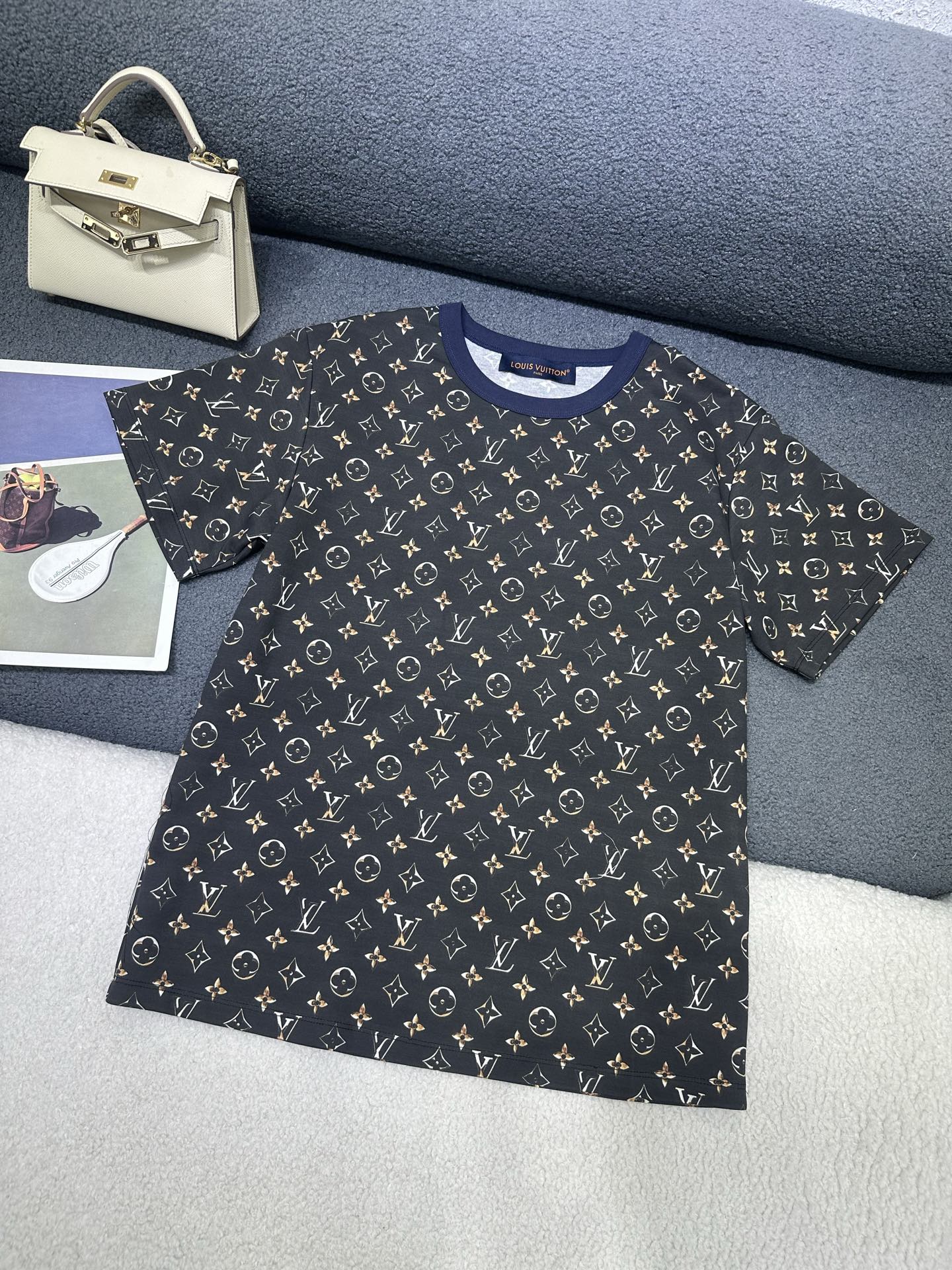 NO:877174,Louis Vuitton*2026 new summer round neck short-sleeved T-shirt. All-over presbyopia logo printed fabric. Collar splicing rib fabric. Loose and comfortable version. Three colors SML, Louis Vuitton, T-shirt, tees, t-shirt,19860909Louis Vuitton*2026夏季新款圆领短袖T恤 通体老花logo印花面料 领口拼接罗纹面料 版型宽松舒适 三色SML,,louis vuitton,T-shirt,tees，t-shirt,,Women's clothing