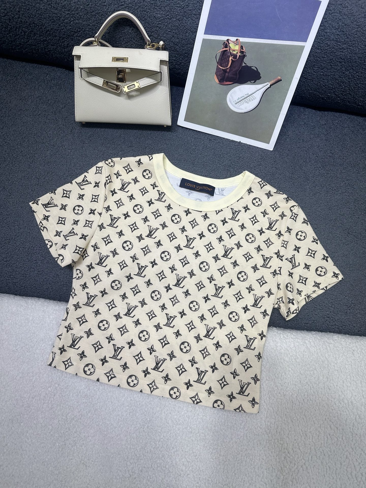 NO:877186,Louis Vuitton*2026 new summer style short-sleeved T-shirt. All-over presbyopia logo printed fabric. Rib fabric spliced ​​at the neck. The short version is full of style. Three-color SML, Louis Vuitton, T-shirt, tees, t-shirt,19860909Louis Vuitton*2026夏季新款短款短袖T恤 通体老花logo印花面料 领口处拼接罗纹面料 短款版型洋气十足 三色SML,,louis vuitton,T-shirt,tees，t-shirt,,Women's clothing