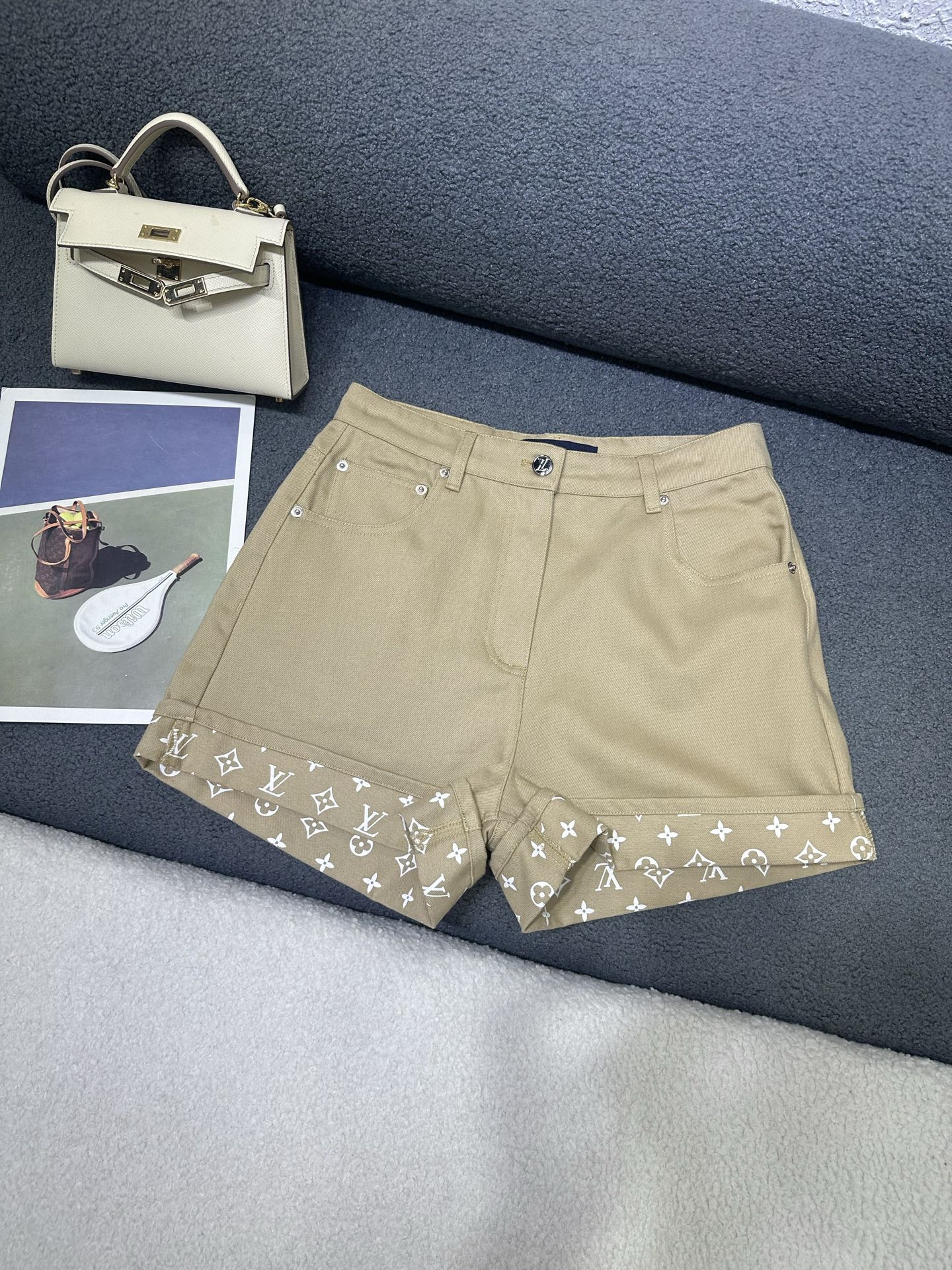 NO:877181,Louis Vuitton*2026 new summer denim shorts. Customized logo buttons. Letter logo leather label decoration on the back waist. All-over presbyopia logo printing on the inside. The hem is folded to reveal the logo printing, which is full of exquisiteness. The version is slim and versatile. Monochrome SML,, Louis Vuitton, shorts,19860909Louis Vuitton*2026夏季新款牛仔短裤 定制logo纽扣搭配 后腰头处字母logo皮标装饰 内里通体老花logo印花 下摆做折边设计漏出logo印花精致感十足 版型显瘦百搭 单色SML,,louis vuitton,shorts,,Women's clothing