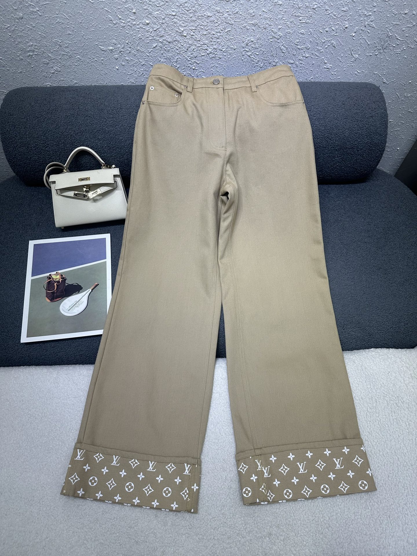 NO:877170,Louis Vuitton*2026 new summer straight-leg jeans. Customized logo metal buttons. Letter logo leather label decoration on the back waist. All-over presbyopia logo printing on the inside. Folding design on the trouser legs reveals the logo printing, which is full of exquisiteness. The version is versatile and slimming. Monochrome SML,,louis vuitton,jeans,19860909Louis Vuitton*2026夏季新款直筒牛仔裤 定制logo金属纽扣搭配 后腰头处字母logo皮标装饰 内里通体老花logo印花 裤脚处做折边设计漏出logo印花精致感十足 版型百搭显瘦 单色SML,,louis vuitton,jeans,,Women's clothing