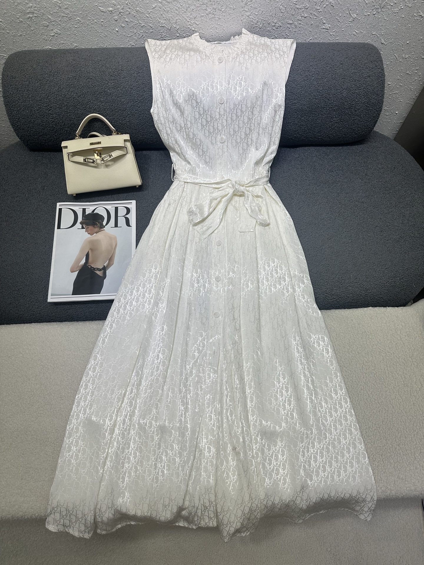 NO:877196,Dior*2026 new summer style sleeveless dress. All-over presbyopia logo jacquard fabric. Matched with original cloth belt. Customized logo buttons. Ruffle design at the neckline to add sophistication. Oversized skirt to cover the crotch, slimming and smooth. Single-breasted design is simple and elegant. Two-color SML, dior, skirts,19860909Dior*2026夏季新款无袖连衣裙 通体老花logo提花面料 搭配本布腰带 定制logo纽扣搭配 领口处做荷叶边设计增加精致感 做超大裙摆遮胯显瘦垂顺感十足 单排扣设计简洁大气 两色SML,,dior,skirts,,Women's clothing