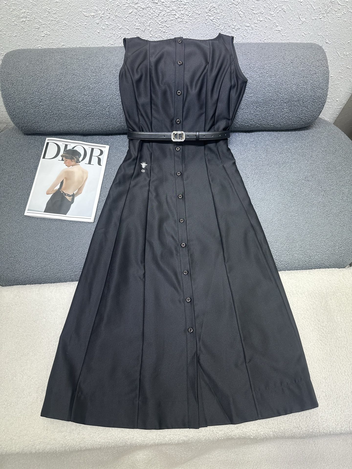 NO:877893,Dior/2026 new summer dress, this patchwork dress is made of smooth cotton poplin, with good drape, elegant silhouette, embroidered bees on the side waist, high-end style with belt, 2 colors SML, dior, skirts,19860909Dior/2026夏季新款连衣裙,这款拼片连衣裙选用顺滑的棉府绸制成,具有良好的垂坠感,采用优雅廓形,侧腰刺绣小蜜蜂,搭配皮带高端大气,2色SML,,dior,skirts,,Women's clothing
