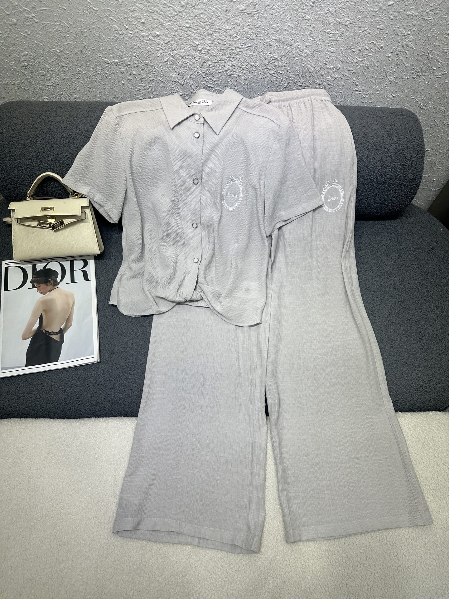 NO:878488,Dior*2026 new summer suit Lapel short-sleeved top straight trousers Mirror pattern letter embroidery decoration on the chest/pant sides Twist design on the hem of the top to add a sense of depth Customized logo button matching Textured fabrics are light and comfortable Monochrome SML, dior, T-shirt,19860909Dior*2026夏季新款套装 翻领短袖上衣直筒长裤 胸前/裤子侧边镜子图案字母刺绣装饰 上衣下摆处做扭结设计增加层次感 定制logo纽扣搭配 带有肌理感的面料轻薄舒适 单色SML,,dior,T-shirt,,Women's clothing