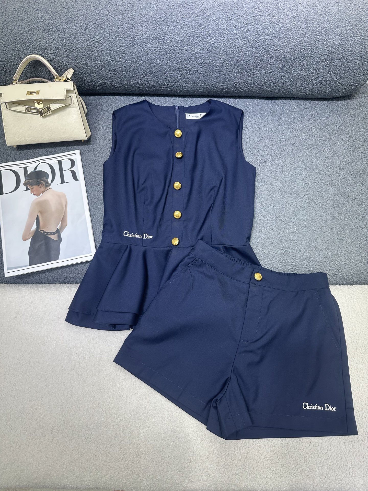NO:878484,Dior*2026 new summer suit, sleeveless top and shorts, waist/shorts side letter logo embroidery decoration, custom metal mirror pattern buttons with full sense of sophistication, ruffle design on the hem to pinch out the exquisite waistline, zipper design on the back, a complete set of upper body with neat temperament, monochrome SML,, dior, shorts,19860909Dior*2026夏季新款套装 无袖上衣短裤 腰部/短裤侧边字母logo刺绣装饰 定制金属镜子图案纽扣搭配精致感十足 下摆做荷叶边设计掐出精致腰线 后背做拉链设计 一整套上身利落气质 单色SML,,dior,shorts,,Women's clothing