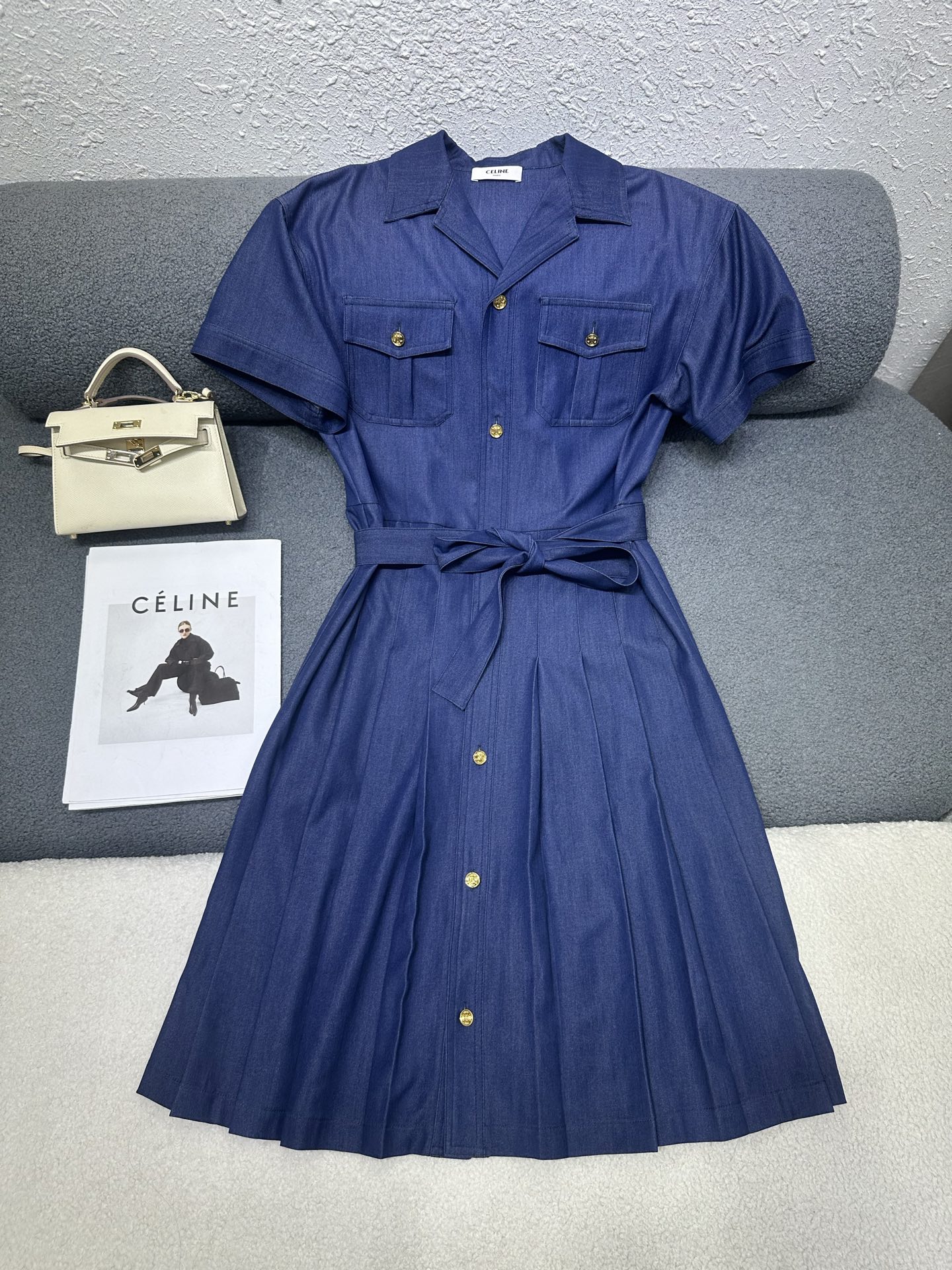 NO:878492,Celine*2026 new summer style lapel dress. All-over Tencel denim fabric. Matched with a genuine cloth belt. Customized logo metal buttons are included. The hem is pleated. The single-breasted design is simple and elegant. The fabric texture is excellent. Monochrome SML,,celine,skirts,19860909Celine*2026夏季新款翻领连衣裙 通体天丝牛仔面料 搭配本布腰带 定制logo金属纽扣都是配 下摆做压褶设计 做单排扣设计简洁大气 面料质感极佳 单色SML,,celine,skirts,,Women's clothing