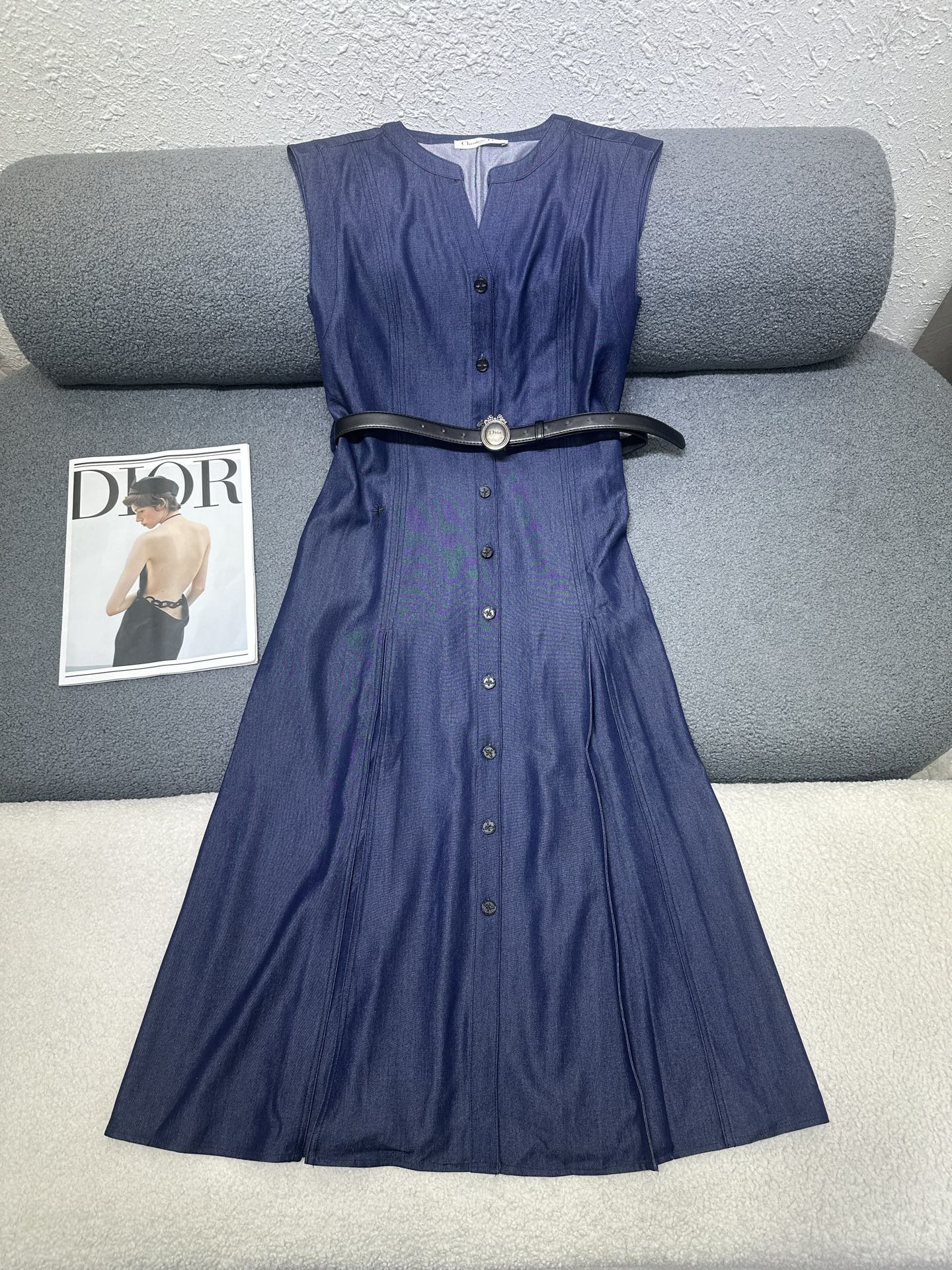 NO:878754,Dior/Dior 2026 new summer dress, the scissor collar design gently modifies the neckline, saying goodbye to the boring round neck; the sleeveless raglan cut is refreshing, the side waist is embroidered with little bees, and the belt is full of luxury, 2 colors SML,, dior, dior, skirts,19860909Dior/迪奥2026夏季新款连衣裙,剪刀领设计温柔修饰颈线,告别圆领的沉闷；无袖连肩剪裁清爽,侧腰刺绣小蜜蜂,搭配皮带高级感十足,2色SML,,dior,dior,skirts,,Women's clothing