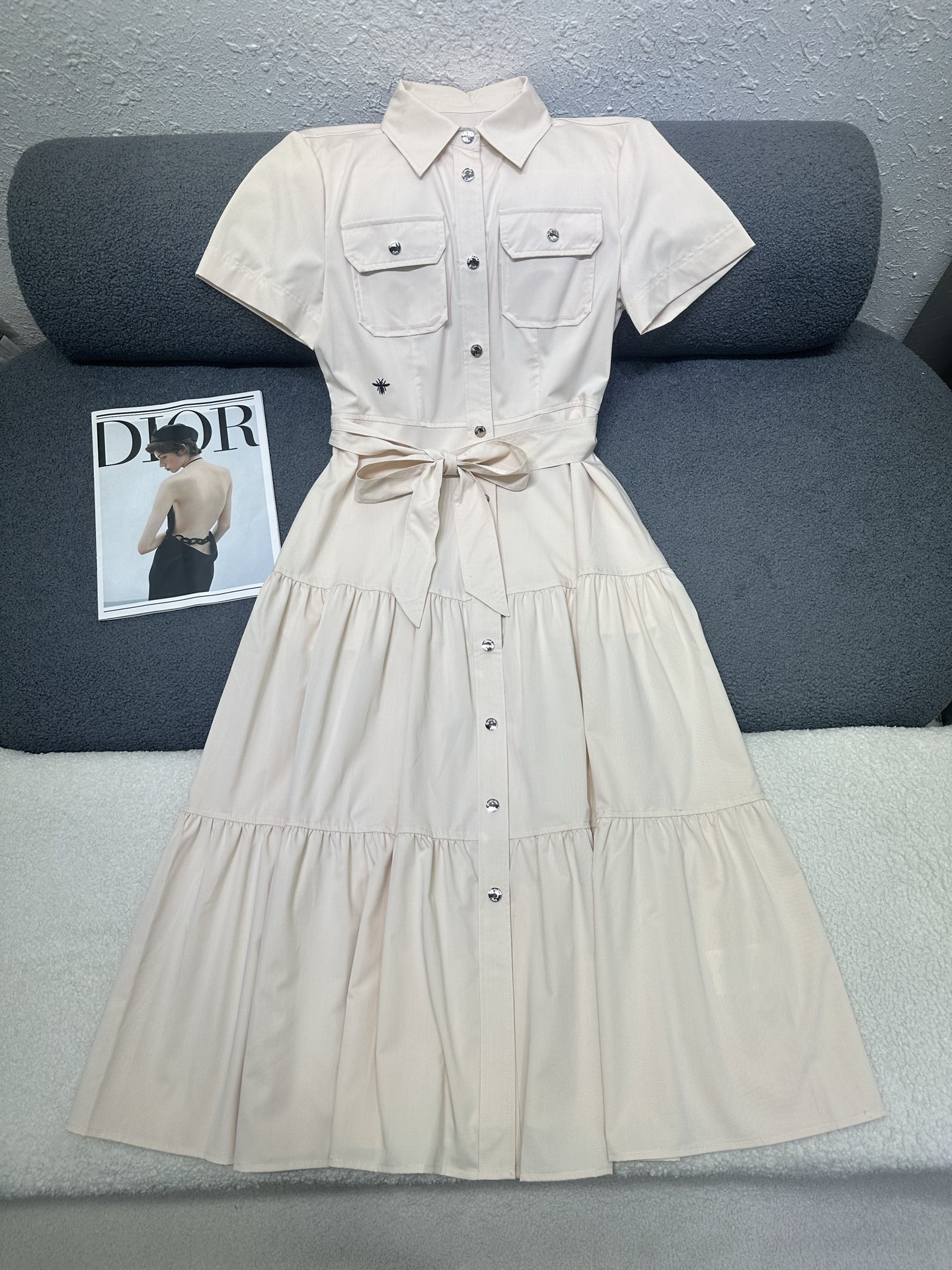 NO:878748,Dior*/26SS new buttoned dress/with its own cloth belt/letter embroidery decoration/exquisite workmanship/big and beautiful upper body shape/two colors and three sizes SML,,dior,skirts,19860909Dior*/26SS新款排扣连衣裙/搭配本身布腰带/字母刺绣装饰/做工精致/上身版型巨好看/两色三码SML,,dior,skirts,,Women's clothing