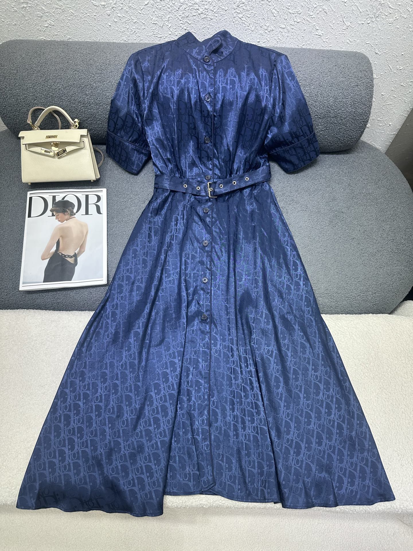 NO:884893,D's new stand-up collar and mid-sleeve dress, all-over presbyopia logo jacquard fabric, with original fabric belt, custom logo buckle/button matching, single-breasted design, simple and elegant, two-color SML, dior, skirts,19860909D家新款立领中袖连衣裙 通体老花logo提花面料 搭配本布腰带 定制logo扣头/纽扣搭配 做单排扣设计简洁大气 两色SML,,dior,skirts,,Women's clothing