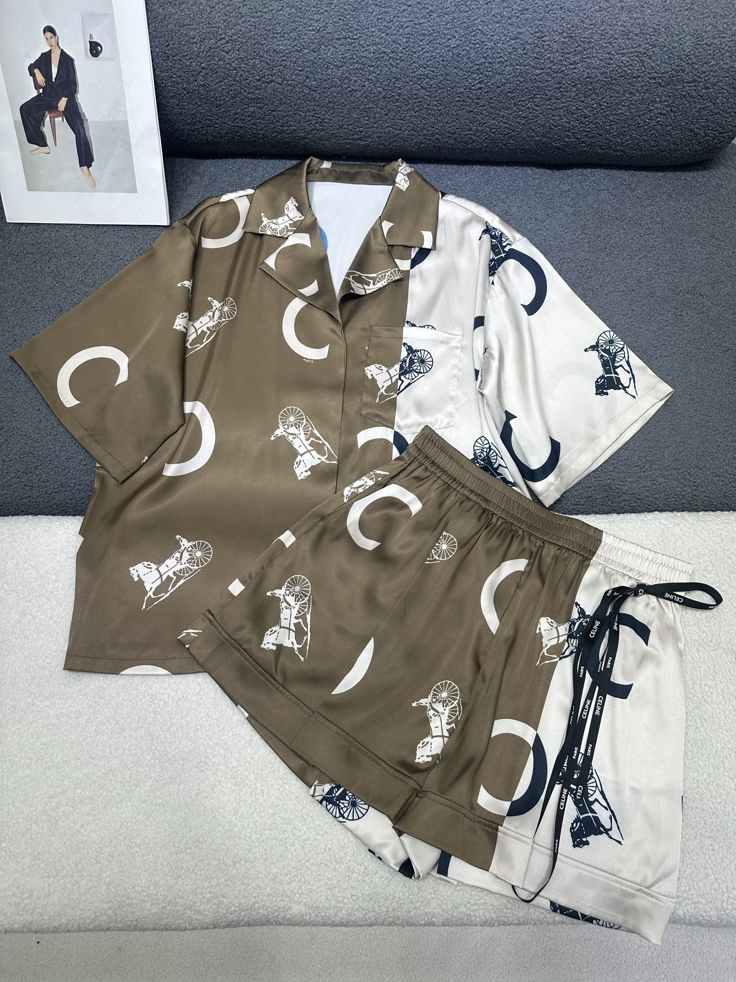 NO:884871,CE's new suit, lapel short-sleeved shirt and shorts, all-over new color block letter carriage pattern printing, customized logo button matching, letter rope can be tied around the waist, has an embellishment effect, the fabric is smooth and soft, the version is loose and comfortable, single color SML, shorts, T-shirt,19860909CE家新款套装 翻领短袖衬衣短裤 通体新款拼色字母马车图案印花 定制logo纽扣搭配 字母绳子可系在腰部上 具有点缀效果 面料顺滑柔软 版型宽松舒适 单色SML,,shorts,T-shirt,,Women's clothing