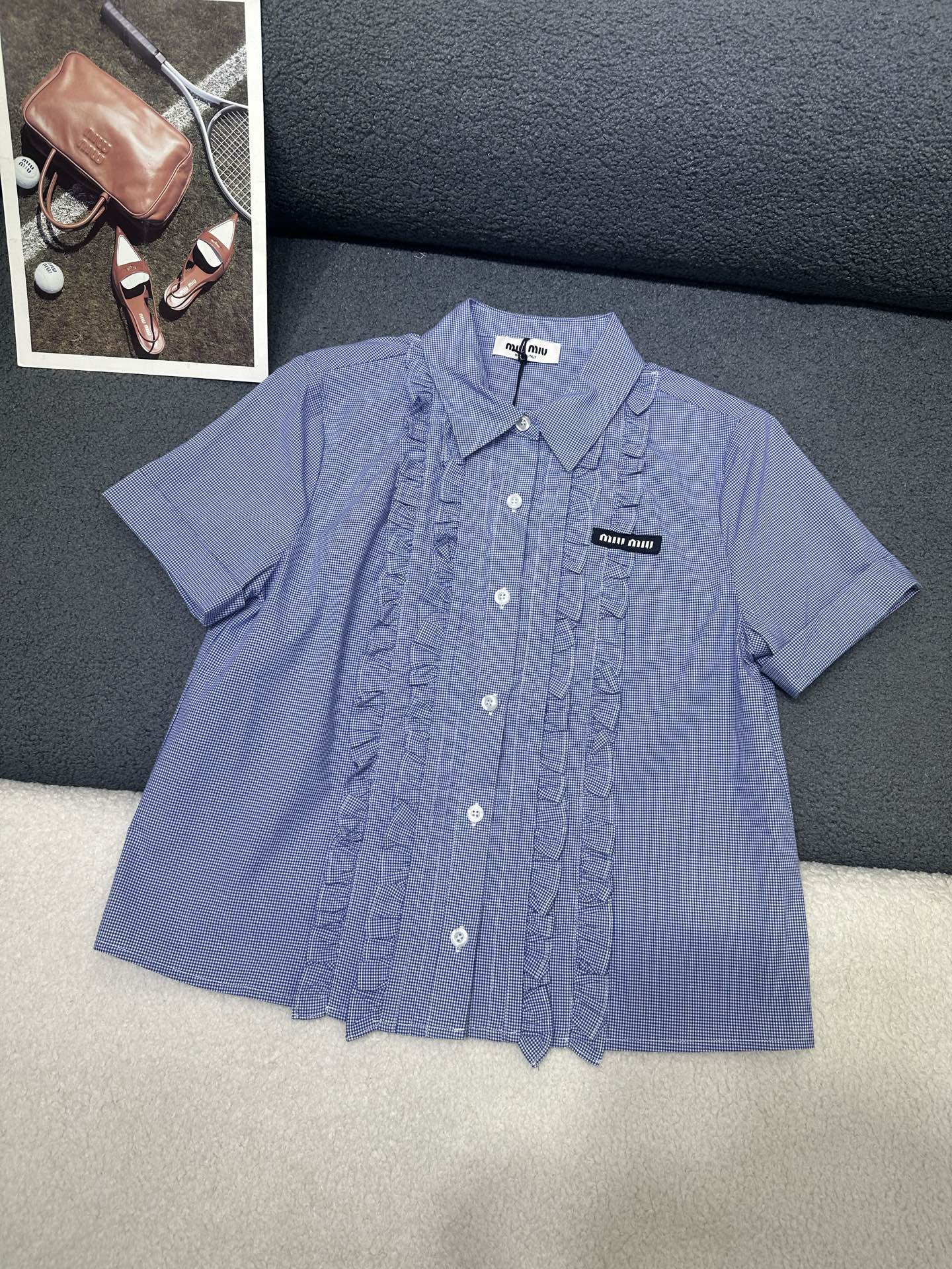 NO:884912,MiuMiu/2026 new summer shirt, sewn knitted logo, sweet and gentle style ruffled lapel shirt, short cut and versatile, 2 colors SML,,miumiu,shirts,19860909MiuMiu/2026夏季新款衬衣,缝制针织徽标,甜美温柔风荷叶边翻领衬衫短版裁剪百搭,2色SML,,miumiu,shirts,,Women's clothing