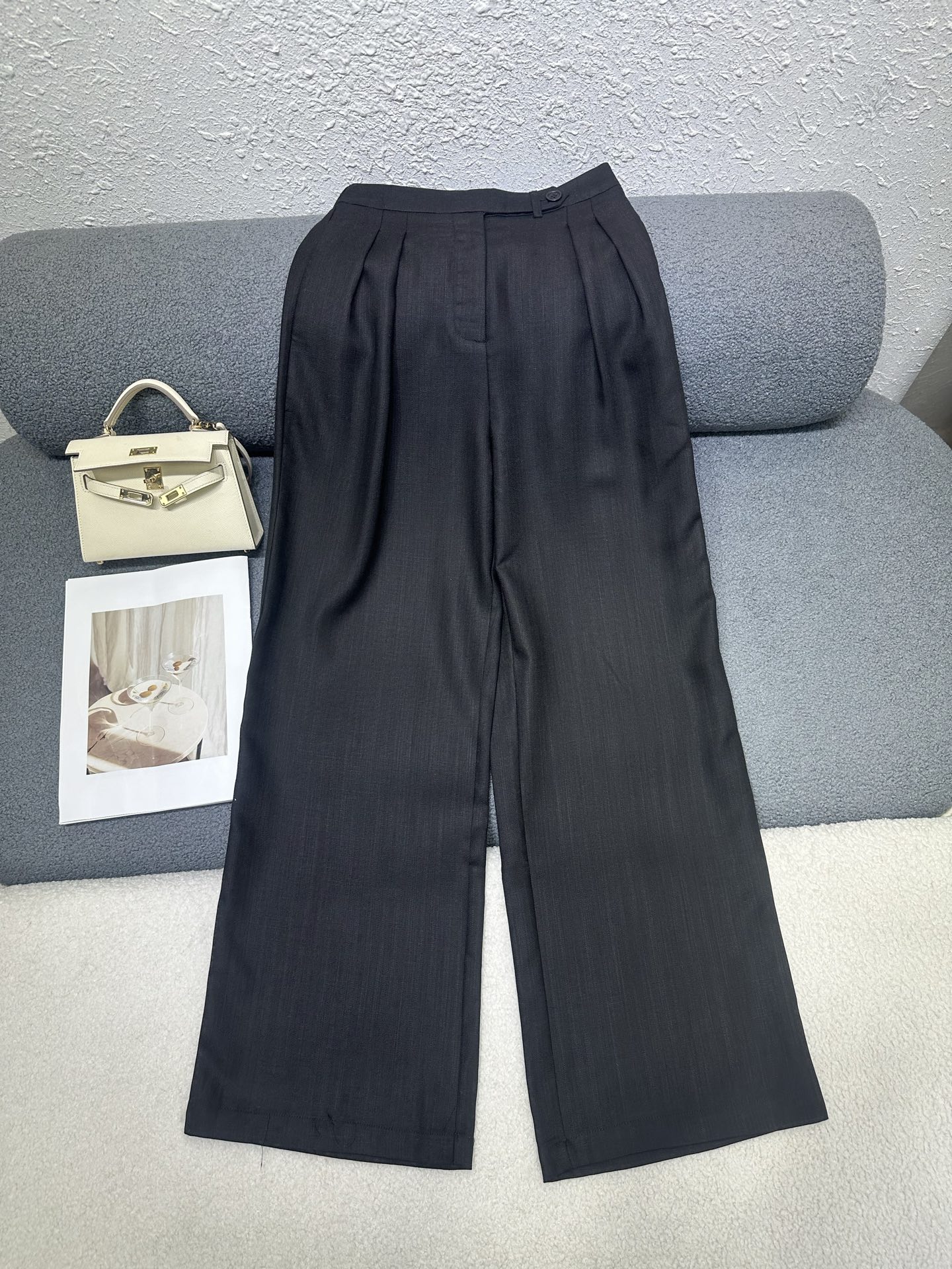 NO:890291,P's new straight-leg trousers. Customized logo buttons. Classic triangle logo decoration on the back pocket. Pleated design on the front to make you slim. The fabric is light and comfortable. The version is versatile and slimming. Two-color SML.19860909P家新款直筒长裤 定制logo纽扣搭配 后口袋处经典三角标装饰 前片做压褶设计显瘦 面料轻薄舒适 版型百搭显瘦 两色SML,,,Women's clothing