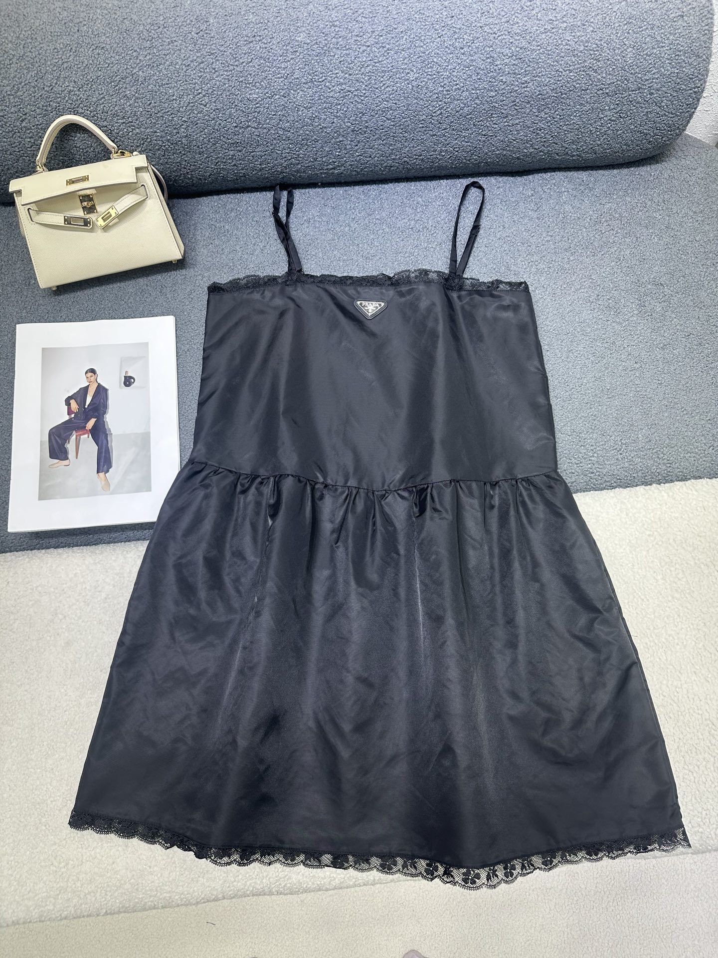 NO:891021,P's new suspender dress, classic triangle logo decoration on the chest, adjustable shoulder straps, lace splicing at the neckline/skirt to add a sense of design, loose and casual fit, thin nylon fabric all over, light and comfortable, single color SML,,skirts,19860909P家新款吊带连衣裙 胸前经典三角标装饰 肩带做可调节设计 领口/裙摆处拼接蕾丝花边增加设计感 版型宽松休闲 通体薄款尼龙面料轻薄舒适 单色SML,,skirts,,Women's clothing