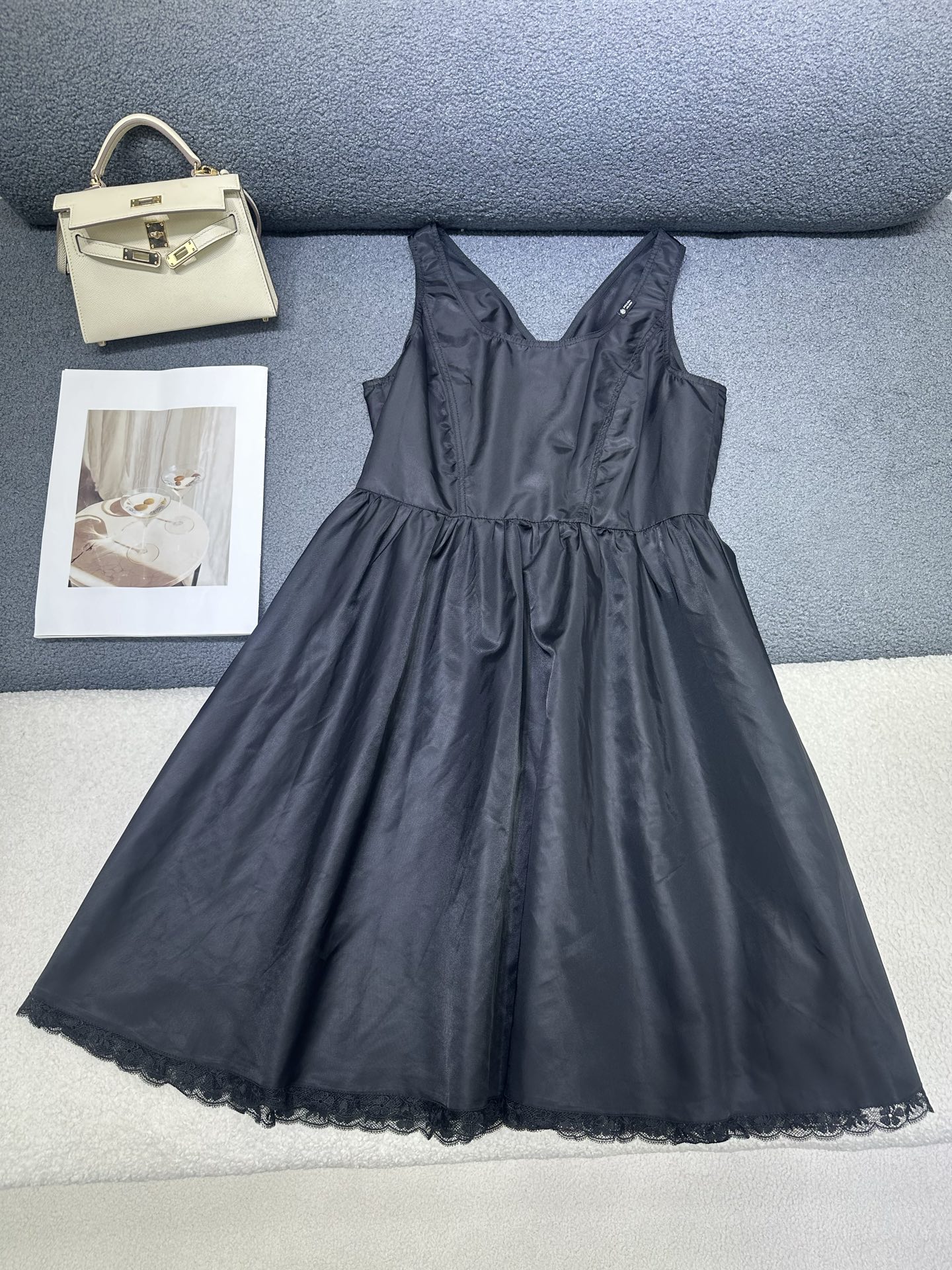 NO:891033,P's new tank top dress. The collar is decorated with a small label with letter logo. The skirt is spliced ​​with lace to add a sense of design. The zipper design is on the back. The fit is loose and casual. Thin nylon fabric is light and comfortable. Monochrome SML,,skirts,19860909P家新款背心裙 领子处字母logo小标签装饰 裙摆处拼接蕾丝花边增加设计感 后背处做拉链设计 版型宽松休闲 薄款尼龙面料轻薄舒适 单色SML,,skirts,,Women's clothing