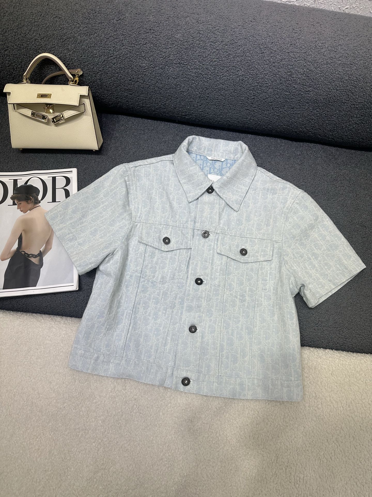 NO:888679,D's jacquard denim short-sleeved top is a classic presbyopia, high-end and elegant, full of high-end wear, innovative fabrics, light and soft, the real thing is very good!  The upper body is fashionable and versatile, high quality, sizes SML, dior, T-shirt,19860909D家提花牛仔短袖上衣 经典老花 高级大气 满满的穿搭高级感 创新面料 轻盈柔软 实物非常赞！上身洋气百搭,高品质 尺码SML,,dior,T-shirt,,Women's clothing