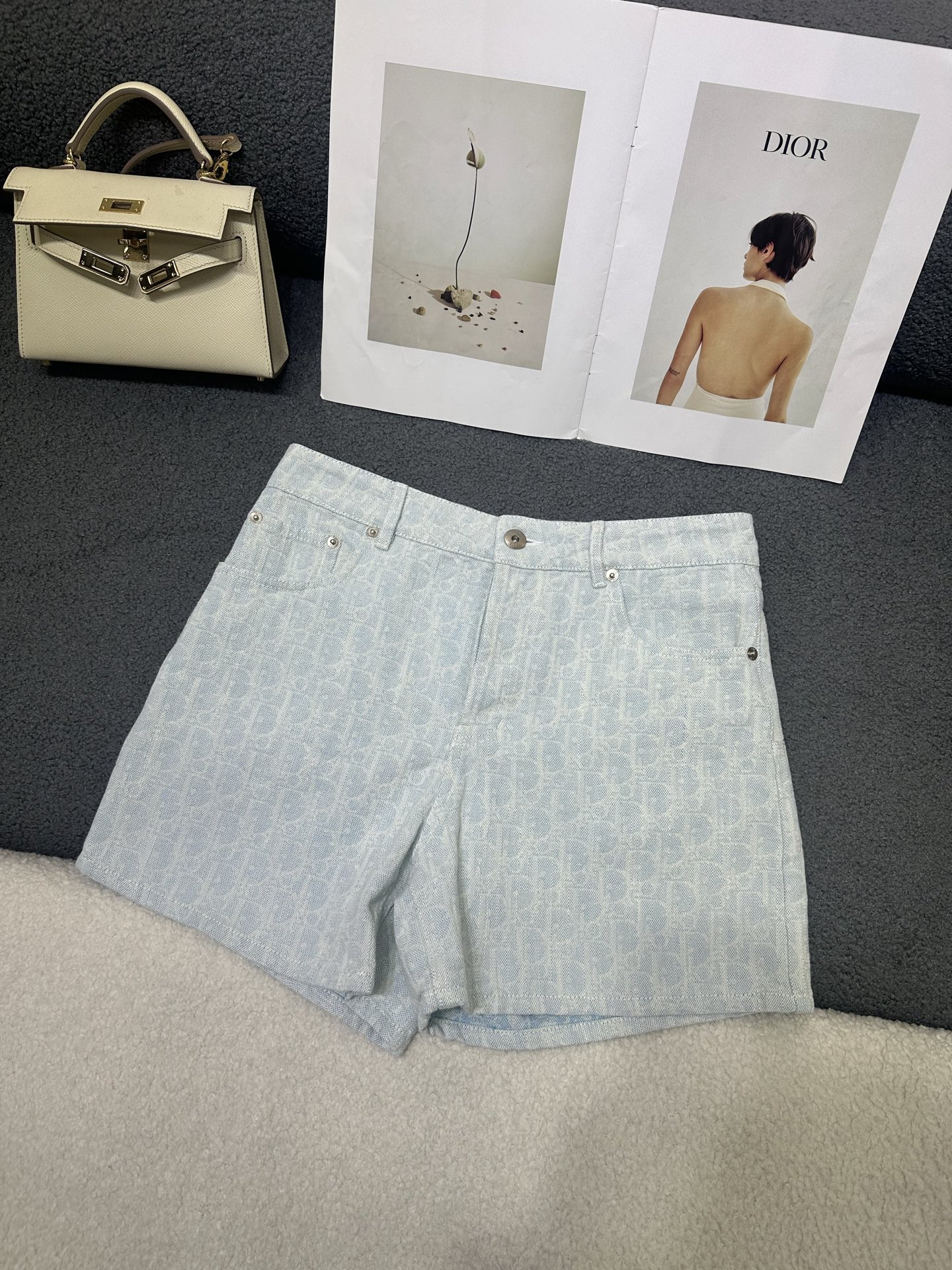 NO:888667,D's jacquard denim shorts are classic presbyopia and have a high-end atmosphere. They are full of high-end wear. Innovative fabrics are light and soft. The real thing is very good!  The upper body is fashionable and versatile, high quality, sizes SML, dior, shorts,19860909D家提花牛仔短裤 经典老花 高级大气 满满的穿搭高级感 创新面料 轻盈柔软 实物非常赞！上身洋气百搭,高品质 尺码SML,,dior,shorts,,Women's clothing