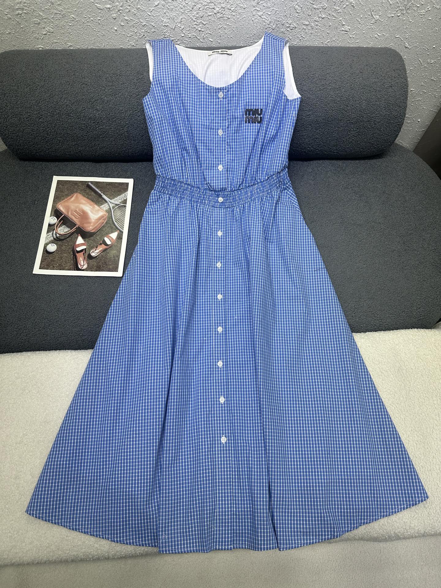 NO:888699,MiuMiu */26SS New Sleeveless Buttoned Dress/Letter Leather Decoration/Waist Design Elastic Waist/Fashionable and Elegant/Single Color Three Codes SML,,miumiu,skirts,19860909MiuMiu */26SS新款无袖排扣连衣裙/字母皮质装饰/腰围设计松紧腰 /时尚优雅/单色三码SML,,miumiu,skirts,,Women's clothing