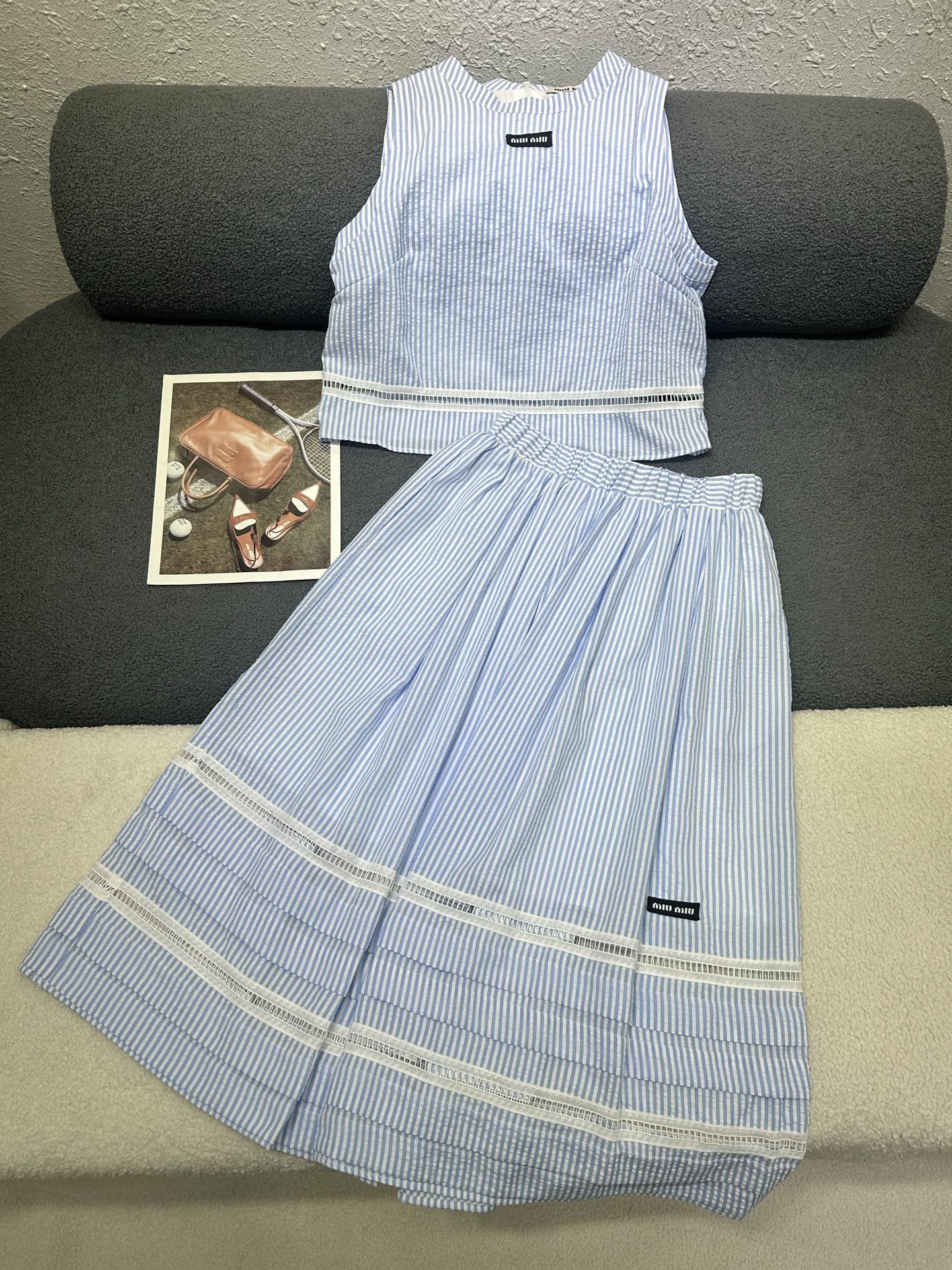NO:888720,MiuMiu*/26SS sleeveless top and skirt suit/embellished with small letters on the chest/hollow lace design/casual and fashionable/three-dimensional tailoring version/high quality/monochrome SML,,miumiu,skirts,19860909MiuMiu*/26SS无袖上衣半裙套装/胸前字母小标点缀/拼镂空花边设计/休闲又时髦/立体剪裁版型/高品质/单色SML,,miumiu,skirts,,Women's clothing