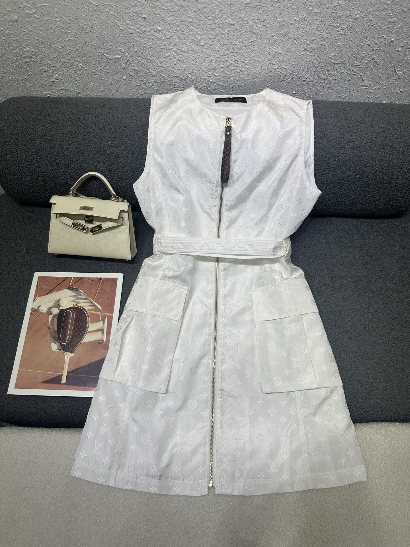 NO:889645,L's new sleeveless dress, all-over logo pattern cut-out fabric, with original fabric belt, customized logo zipper pull, simple and versatile style, light and comfortable fabric, two-color SML, Louis Vuitton, skirts,19860909L家新款无袖连衣裙 通体logo图案剪花面料 搭配本布腰带 定制logo拉链头搭配 版型简洁百搭 面料轻薄舒适 两色SML,,louis vuitton,skirts,,Women's clothing