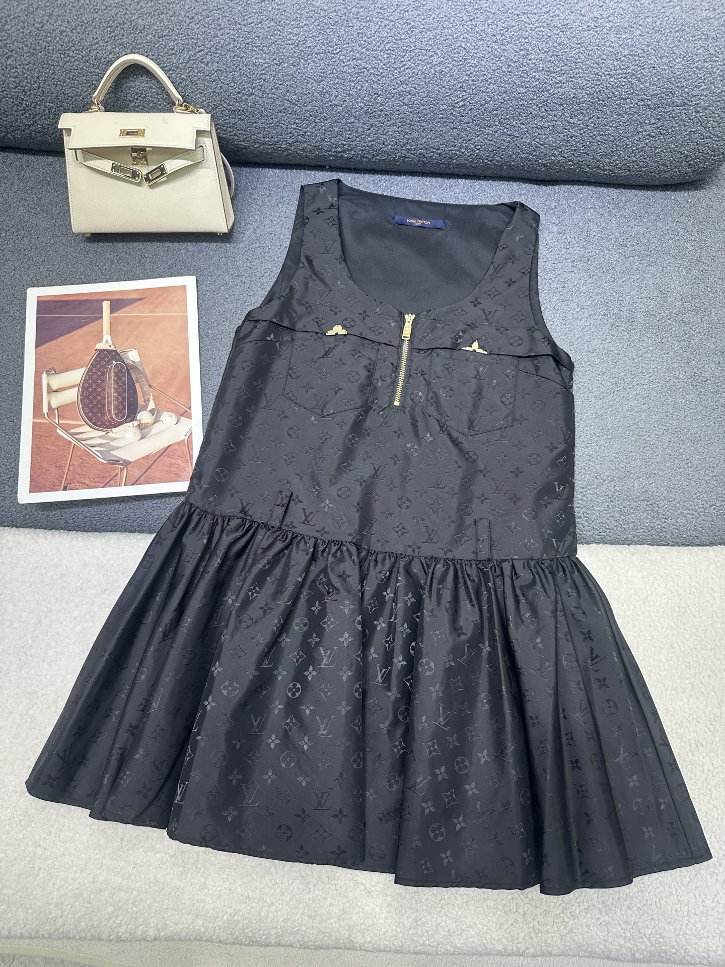 NO:889657,L's new sleeveless dress, all-over jacquard fabric with logo pattern, half-zip design in the front and center, classic gold coin pattern decoration on the pocket, light and comfortable fabric, age-reducing and western style, monochrome SML, Louis Vuitton, skirts,19860909L家新款无袖连衣裙 通体logo图案提花面料 前中做半拉链设计 口袋处经典金币图案搭配装饰 面料轻薄舒适 版型减龄洋气 单色SML,,louis vuitton,skirts,,Women's clothing
