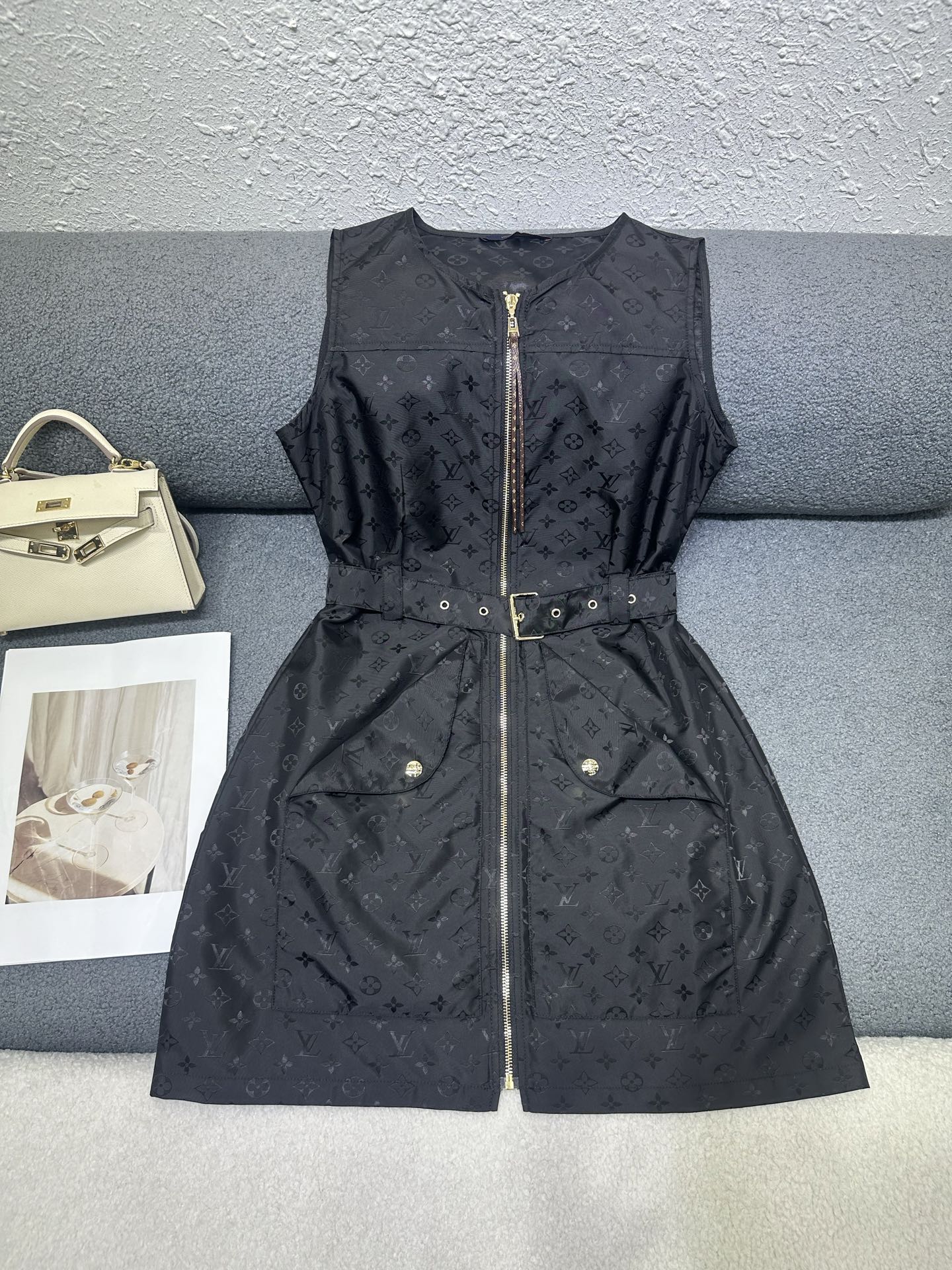 NO:889690,L's new sleeveless dress, all-over logo pattern jacquard fabric, with original fabric belt, customized logo button head/zipper head/button matching, simple and versatile version, single color SML, Louis Vuitton, skirts,19860909L家新款无袖连衣裙 通体logo图案提花面料 搭配本布腰带 定制logo扣头/拉链头/纽扣搭配 版型简洁百搭 单色SML,,louis vuitton,skirts,,Women's clothing