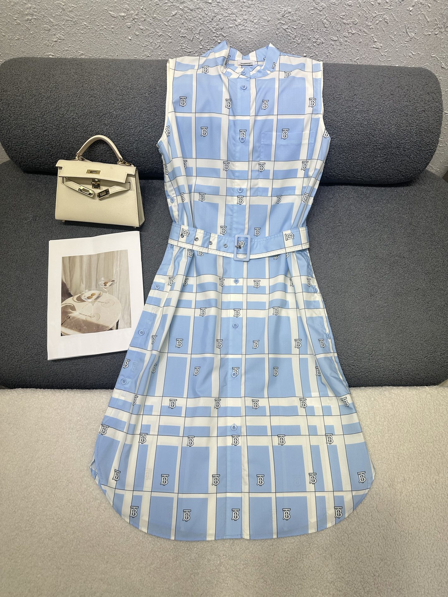 NO:889663,BUR's new stand-up collar sleeveless dress. All-over new B-shaped plaid printed fabric. Matched with a cloth belt. Button design on the side adds a sense of sophistication. Single-breasted design on the placket is simple and elegant. Monochrome SML,,burberry,skirts,19860909BUR家新款立领无袖连衣裙 通体新款B字格子印花面料 搭配本布腰带 侧边处纽扣设计增加精致感 门襟做单排扣设计简洁大气 单色SML,,burberry,skirts,,Women's clothing