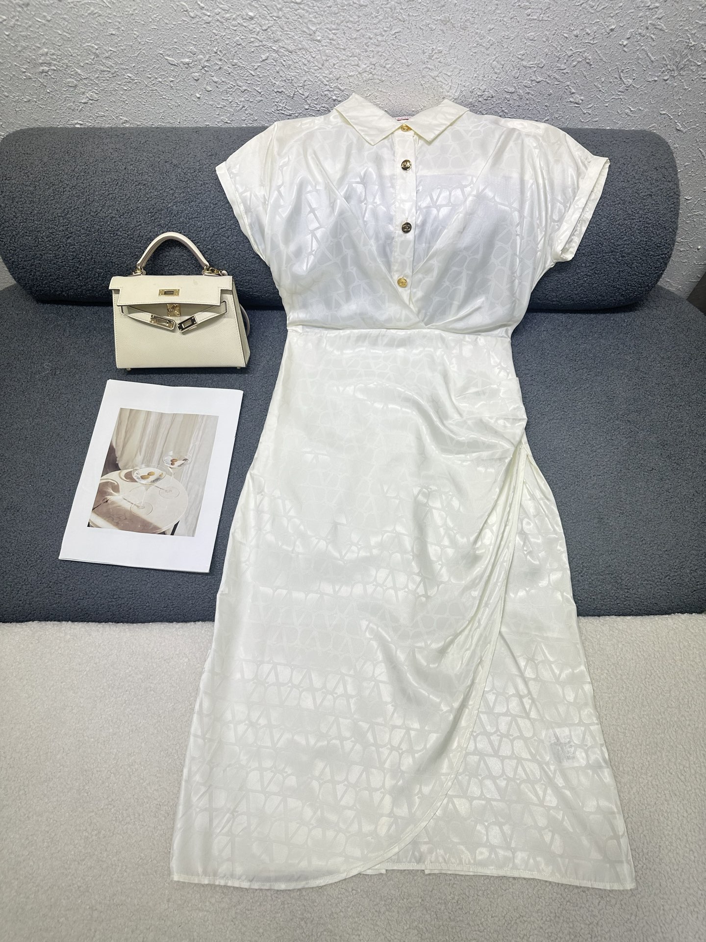NO:889680,V family's new lapel dress, all-over V-shaped jacquard fabric, customized logo metal buttons, pinch pleat design at the waist to modify the abdominal curve, slit design at the back, light and comfortable fabric, slim fit, single color SML,,skirts,19860909V家新款翻领连衣裙 通体V字提花面料 定制logo金属纽扣搭配 腰部处做捏褶设计修饰腹部曲线 后片做开衩设计 面料轻薄舒适 版型显瘦修身 单色SML,,skirts,,Women's clothing