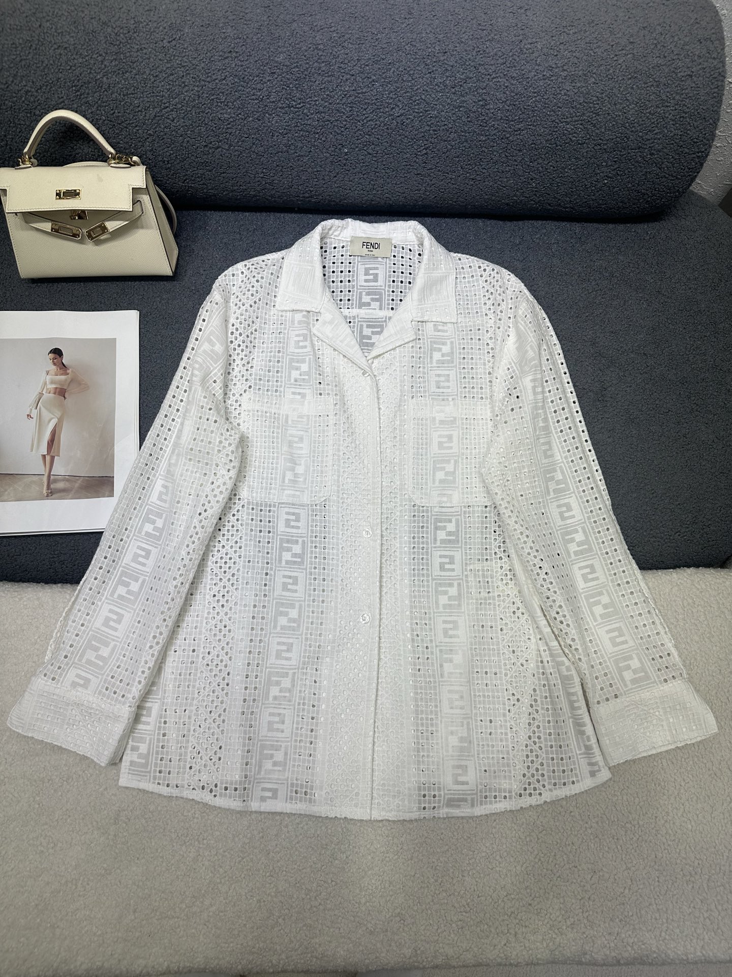 NO:889656,FD's new lapel long-sleeved shirt jacket, double F hollow fabric throughout, custom logo buttons, two pockets on the chest, loose and casual fit, two-color SML, dior, jackets & coats,19860909FD家新款翻领长袖衬衣外套 通体双F镂空面料 定制logo纽扣搭配 胸前两处口袋装饰 版型宽松休闲 两色SML,,dior,jackets & coats,,Women's clothing