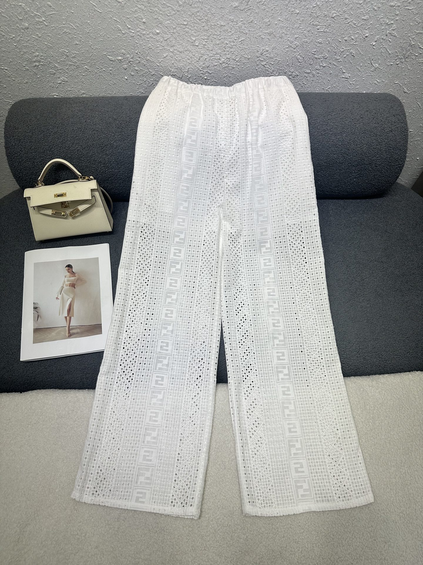 NO:889650,FD's new straight-leg trousers, all-over double F letter hollow fabric, fully elasticated waistband, versatile fit, slimming, two-color SML,, dior,19860909FD家新款直筒长裤 通体双F字母镂空面料 腰头做全松紧设计 版型百搭显瘦 两色SML,,dior,,Women's clothing