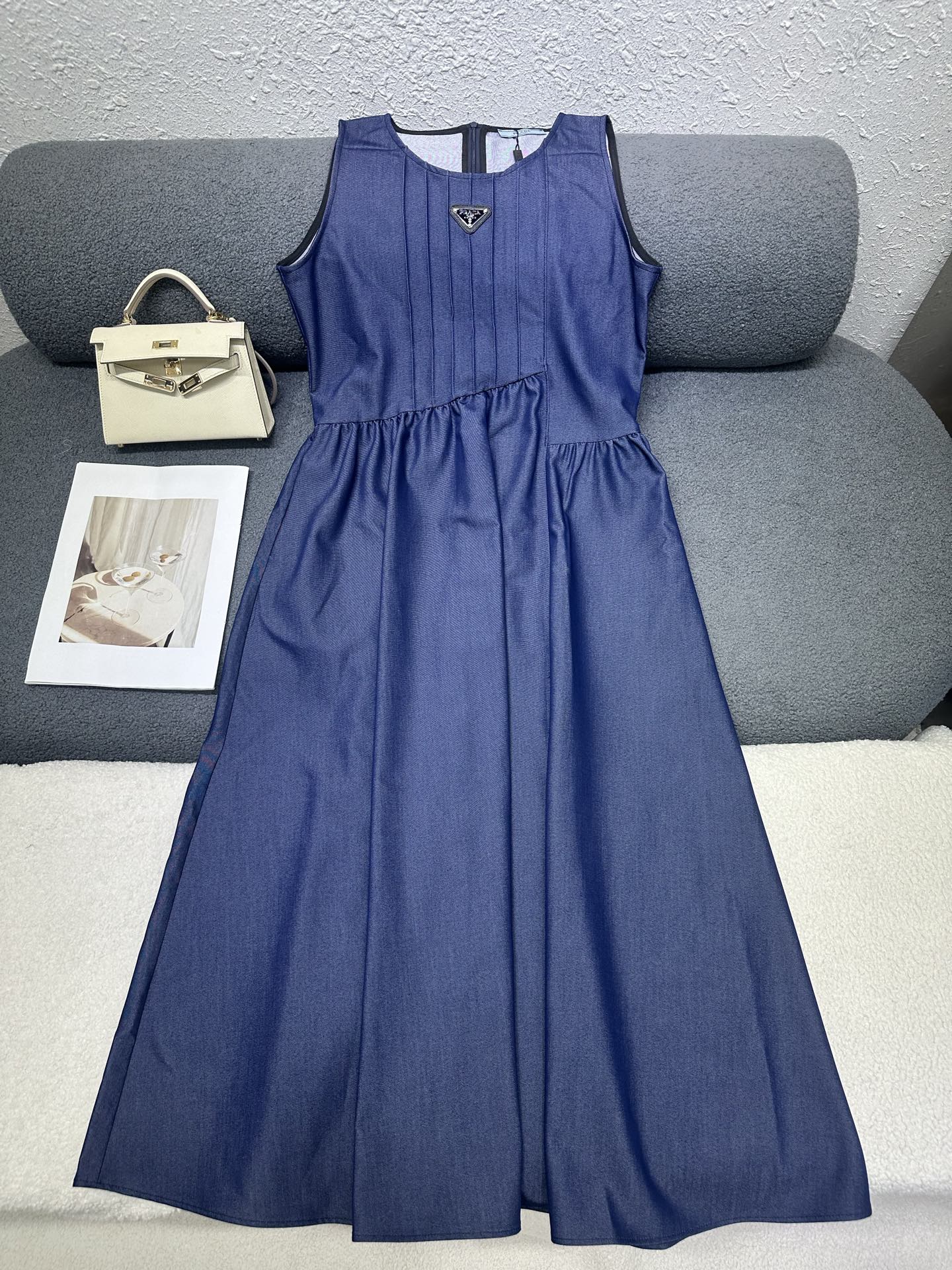 NO:889584,P's new sleeveless dress. Classic triangle logo decoration on the chest. Irregular tailoring on the waist to increase design. Zipper design on the back. All-over Tencel denim fabric with full drape. The silhouette is slim and stylish. Two-color SML, skirts,19860909P家新款无袖连衣裙 胸前经典三角标装饰 腰部处做不规则剪裁增加设计感 后背处做拉链设计 通体天丝牛仔面料垂感十足 版型显瘦洋气 两色SML,,skirts,,Women's clothing