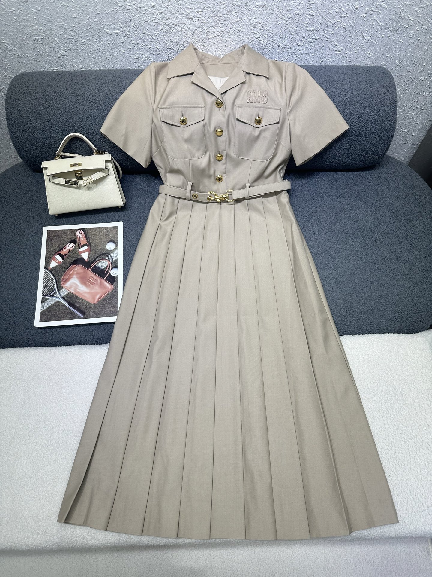 NO:890305,MiuMi*/26SS new dress/folded hem design/matching belt/exquisite workmanship/slimming upper body effect/elegant temperament/two colors and three sizes SML,,miumiu,skirts,19860909MiuMi*/26SS新款连衣裙/下摆压折设计/搭配腰带/做工精致/上身效果显瘦/气质高雅/两色三码SML,,miumiu,skirts,,Women's clothing