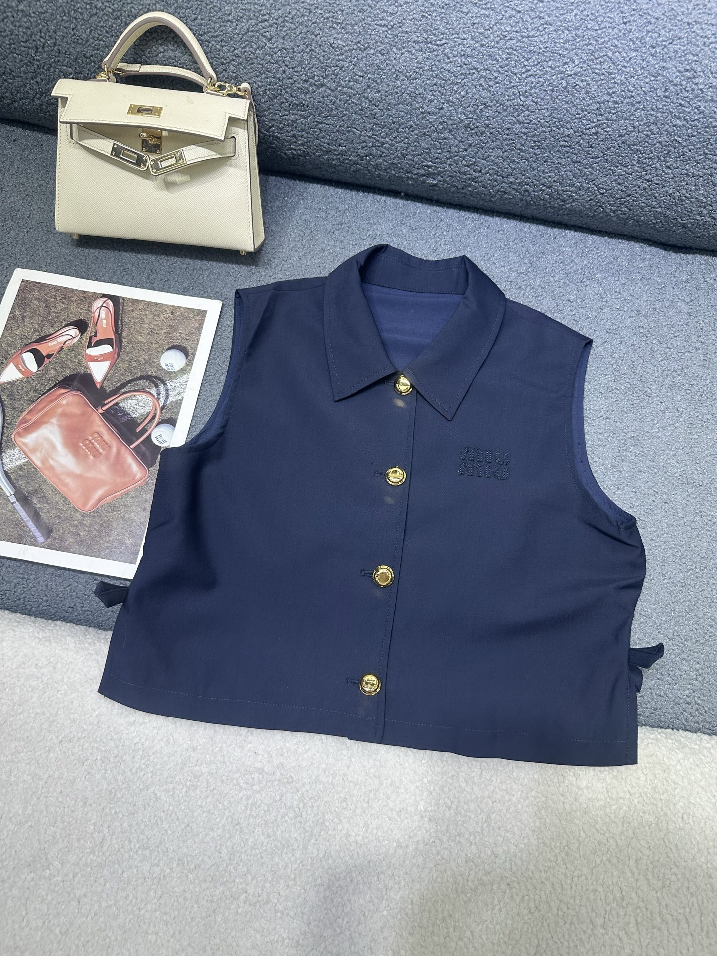 NO:890308,MiuMiu *2026 new style lapel vest top/customized metal button matching, versatile and simple version/high quality/two colors SML,,miumiu,19860909MiuMiu *2026新款翻领马甲上衣/定制金属纽扣搭配 版型百搭简洁/高品质/两色SML,,miumiu,,Women's clothing