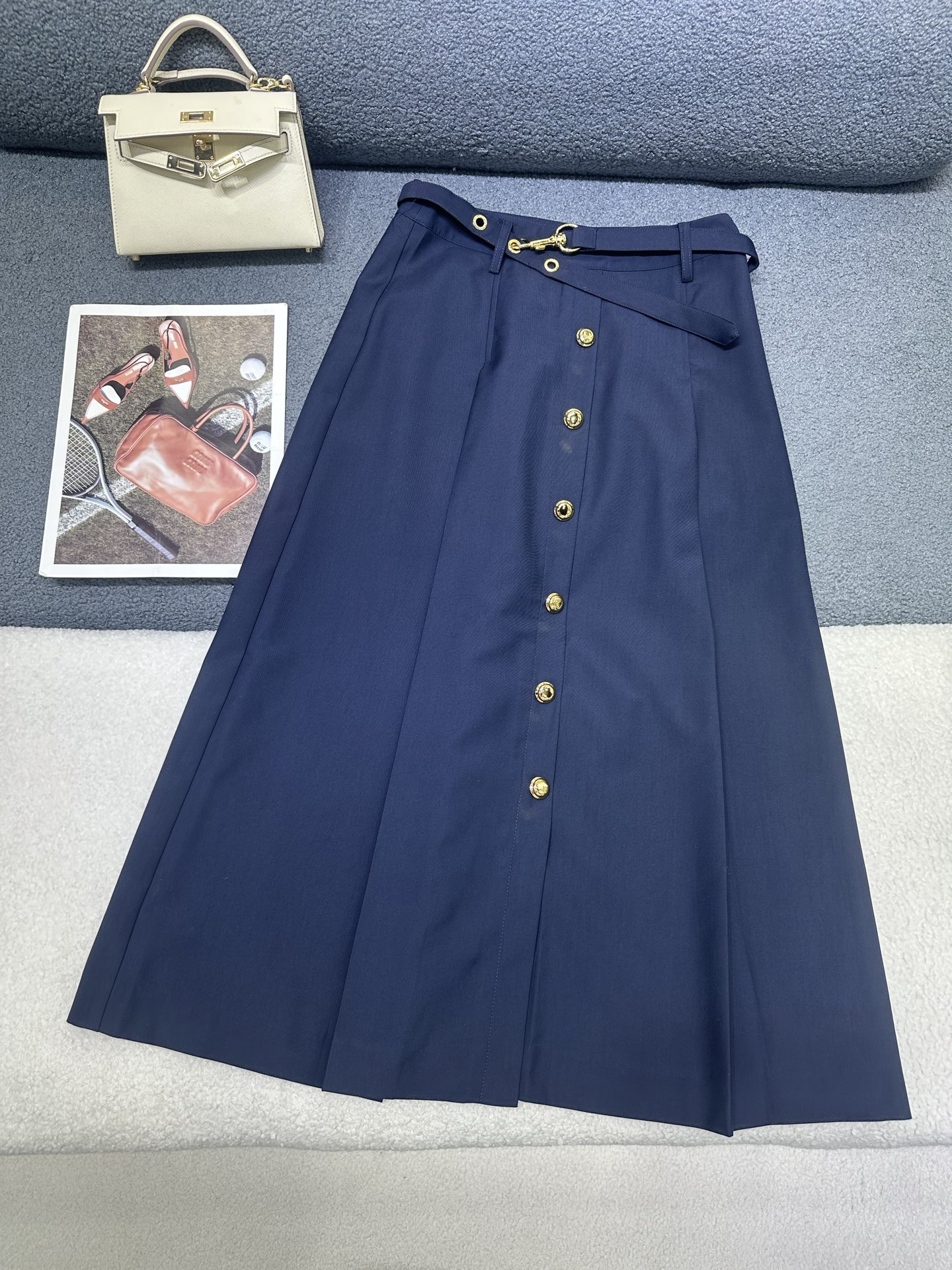 NO:890302,MiuMi*/26SS new single-breasted skirt/with belt/customized metal buckle decoration/fine workmanship/high quality/two colors and three codes SML,,miumiu,skirts,19860909MiuMi*/26SS新款单排扣半身裙/搭配腰带/定制金属扣装饰/做工精细/高品质/两色三码SML,,miumiu,skirts,,Women's clothing