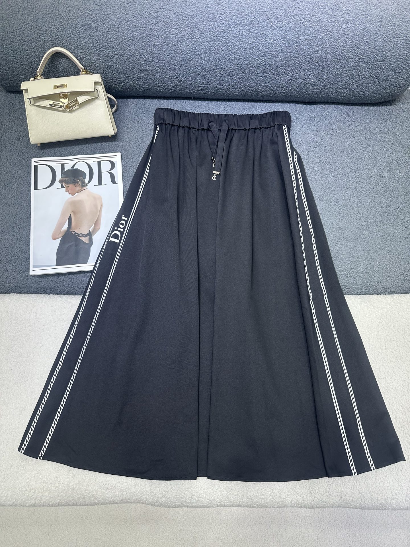 NO:891091,Dior's new skirt is comfortable and stylish. It has an elegant design. It can be worn every day to interpret classic British fashion. It is a timeless item that can be perfectly worn in all kinds of styles. It is age-reducing, fashionable, casual and girly. High quality. Two colors. Sizes SML, dior, skirts,19860909Dior新款半裙 质感舒适又有型 优雅气质设计 日常都可穿搭演绎经典英伦时尚 一款永不过时的单品 各种都能完美驾驭 减龄 时尚 休闲少女感 高品质 两色 尺码SML,,dior,skirts,,Women's clothing