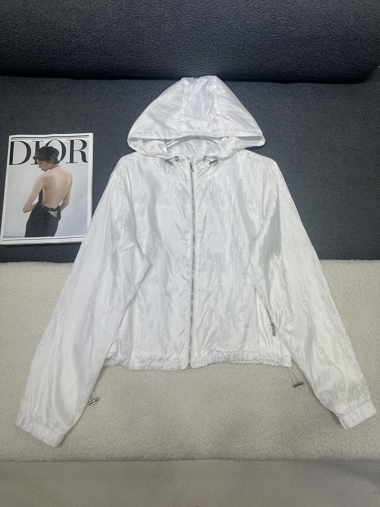 NO:891067,Dior/Dior 2026 new summer sun protection jacket, this sports style high-quality hooded design, classic jacquard fabric is ultra-light and breathable, the lining is made of breathable mesh lining that is not stuffy, 2 colors SML,, dior, dior, jackets & coats, hats,19860909Dior/迪奥2026夏季新款防晒外套,这款运动风高品质连帽设计,经典提花面料超轻透气,里布采用透气网里布不闷热,2色SML,,dior,dior,jackets & coats,hats,,Women's clothing