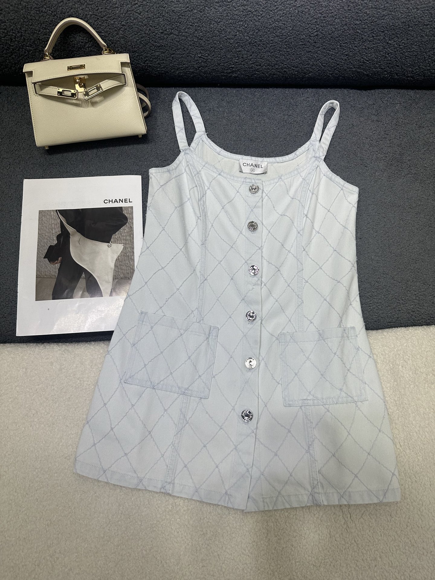 NO:891080,CH's new suspender skirt, all-over washed denim fabric with soft and comfortable texture, rhombus topstitching design, custom letter logo buttons, two pocket decorations, western style and fashionable style, two-color SML, skirts,19860909CH家新款吊带裙 通体洗水牛仔面料质地柔软舒适 做菱格明线缝制设计 定制字母logo纽扣搭配 两处的口袋装饰 版型洋气时尚 两色SML,,skirts,,Women's clothing