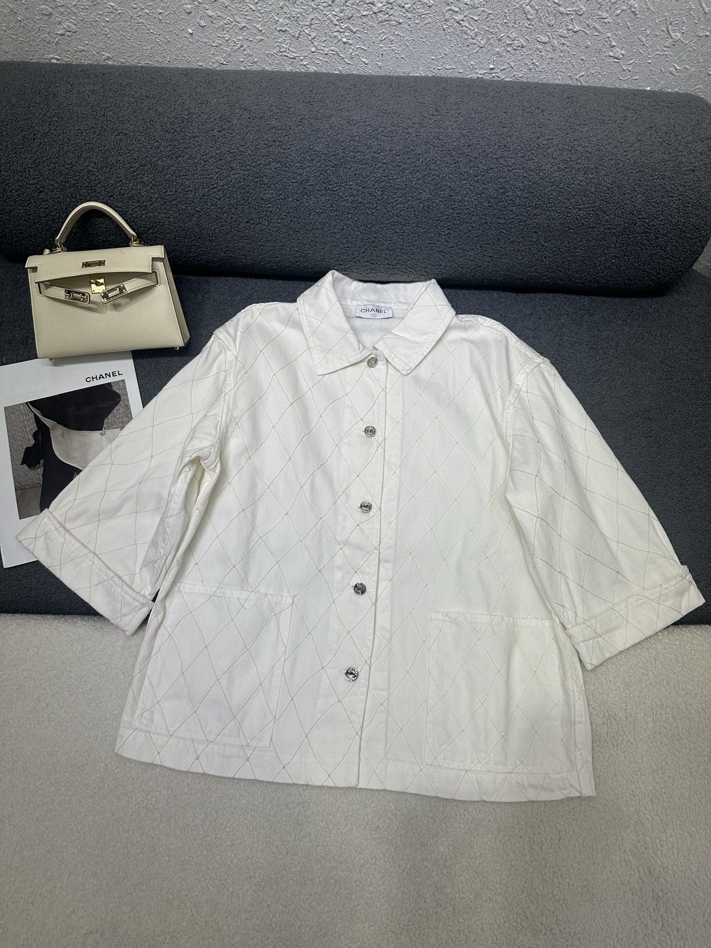NO:891070,CH's new lapel mid-sleeve jacket. All-over washed denim with soft and comfortable texture. Designed with rhombus topstitch stitching. Customized letters and logo buttons. Folding design on the cuffs. Two straight pockets. The style is loose, casual and tolerant. Two-color SML, jackets & coats,19860909CH家新款翻领中袖外套 通体洗水牛仔质地柔软舒适 做菱格明线缝制设计 定制字母logo纽扣搭配 袖口处做折边设计 两处直插口袋装饰 版型宽松休闲包容性强 两色SML,,jackets & coats,,Women's clothing