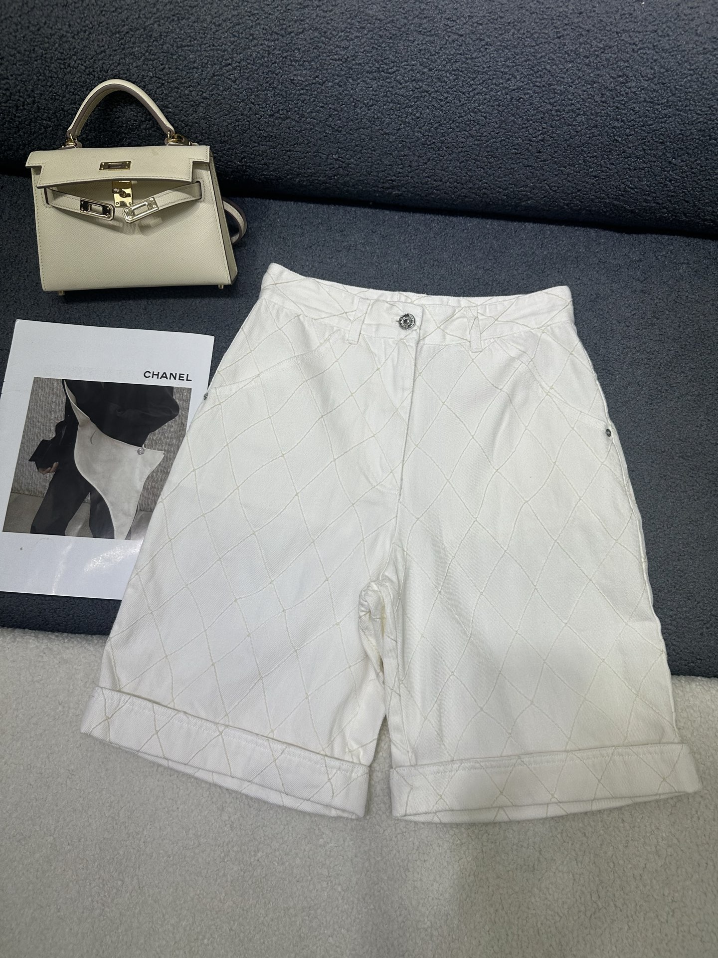 NO:891065,CH's new mid-length trousers, all-over washed denim with soft and comfortable texture, rhombus topstitching design, customized letter logo buttons, hem design on the trouser legs, double C patch embroidery embellishment on the back waist, western style and versatile, two-color SML,,19860909CH家新款中裤 通体洗水牛仔质地柔软舒适 做菱格明线缝制设计 定制字母logo纽扣搭配 裤脚处做折边设计 后腰头处做本布双C贴布绣点缀装饰 版型洋气百搭 两色SML,,,Women's clothing