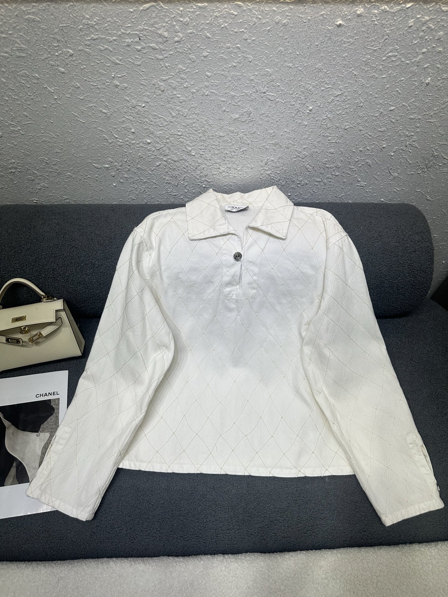 NO:891054,CH's new lapel long-sleeved top, all-over washed denim with soft and comfortable texture, rhombus topstitching design, customized letters and logo buttons, small slits at the hem, loose and tolerant style, refreshing and clean colors, two-color SML,,19860909CH家新款翻领长袖上衣 通体洗水牛仔质地柔软舒适 做菱格明线缝制设计 定制字母logo纽扣搭配 衣摆处做小开衩设计 版型宽松包容性强 颜色清爽干净 两色SML,,,Women's clothing