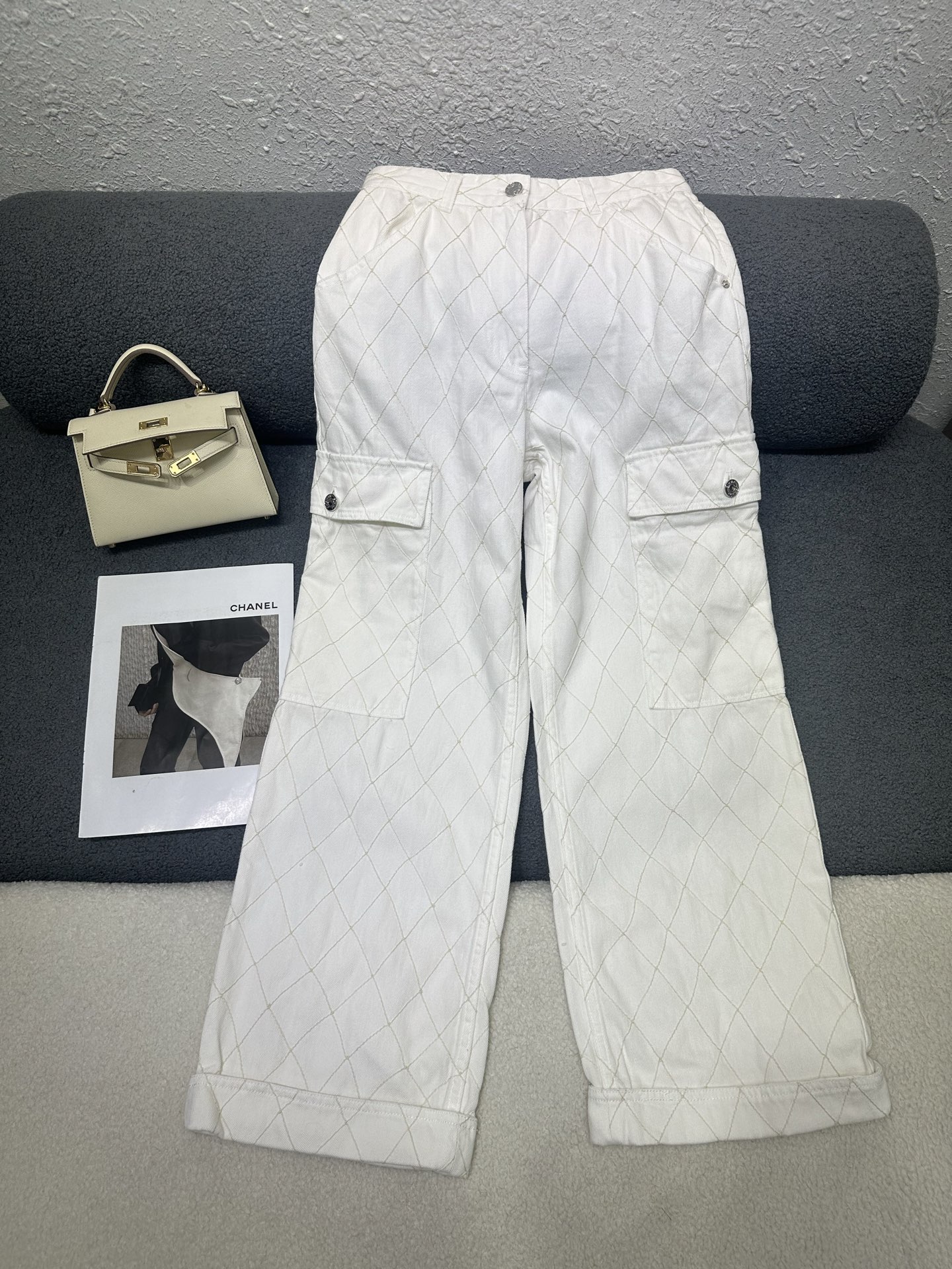 NO:891043,CH's new work trousers, all-over washed denim with soft and comfortable texture, rhombus topstitching design, customized letter logo buttons, hem design on the trouser legs, double C patch embroidery embellishment on the back waist, two work pockets on the side decorated with a stylish feel, two-color SML,,19860909CH家新款工装长裤 通体洗水牛仔质地柔软舒适 做菱格明线缝制设计 定制字母logo纽扣搭配 裤脚处做折边设计 后腰头处做本布双C贴布绣点缀装饰 侧边两处工装口袋装饰洋气十足 两色SML,,,Women's clothing