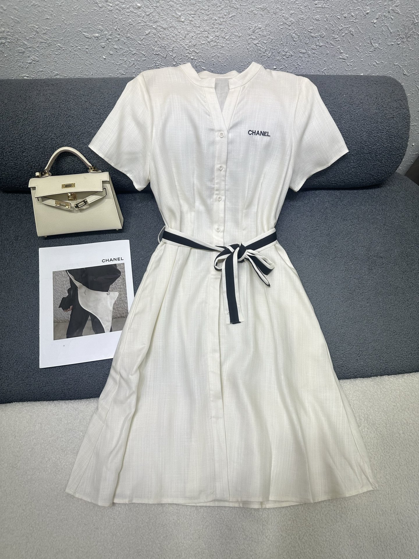 NO:891614,cha*26 new model stand-up collar and waisted shirt dress. The herringbone tencel fabric feels soft and dry, and is not sticky at all in summer. The half-open small stand-up collar is super elegant, and the exquisite letter embroidery on the chest is low-key and elegant. It comes with a black and white contrasting striped belt, which can be worn casually to create a slim waist. The front button button + A-line knee-length skirt hides the crotch and covers the flesh, and is tolerant to all body types.  The off-white color is soft and clean, while the black color is slimming and versatile. You can wear one when you go out to play. You don’t have to worry about matching it. Just put it on and you can go out. It’s a perfect choice for lazy commuters!  2 colors and 3 codes SML,,skirts,shirts,19860909cha*26新款立领收腰衬衫连衣裙 人字纹天丝面料摸起来软糯干爽,夏天穿完全不粘身 半开小立领超显气质,胸口精致字母刺绣低调显贵,自带黑白撞色条纹腰带,随意一系立马掐出小蛮腰,前襟排扣+A字及膝裙摆,藏胯遮肉,对各种身材包容度拉满 米白色温柔干净,黑色显瘦百搭,出门玩一条搞定,不用费心搭配,套上就能出门,懒人通勤天菜！2色3码SML,,skirts,shirts,,Women's clothing