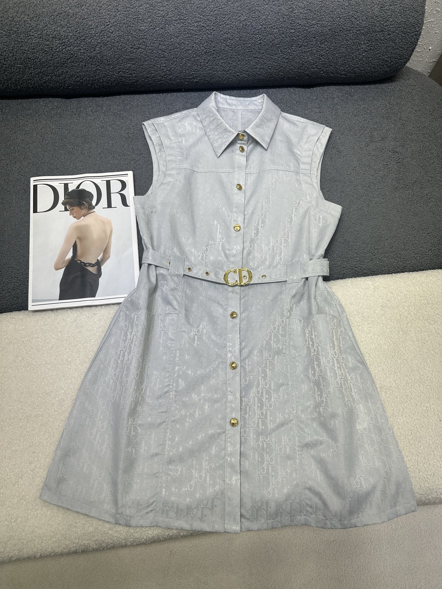 NO:891942,D's presbyopic sleeveless dress has a high-end atmosphere and a full sense of luxury. Innovative fabrics are light and soft. The actual product is very good!  The upper body is fashionable and versatile, so beautiful!  High quality sizes SML,,dior,skirts,19860909D家老花无袖连衣裙 高级大气 满满的穿搭高级感 创新面料 轻盈柔软 实物非常赞！上身洋气百搭,美美哒！高品质 尺码SML,,dior,skirts,,Women's clothing