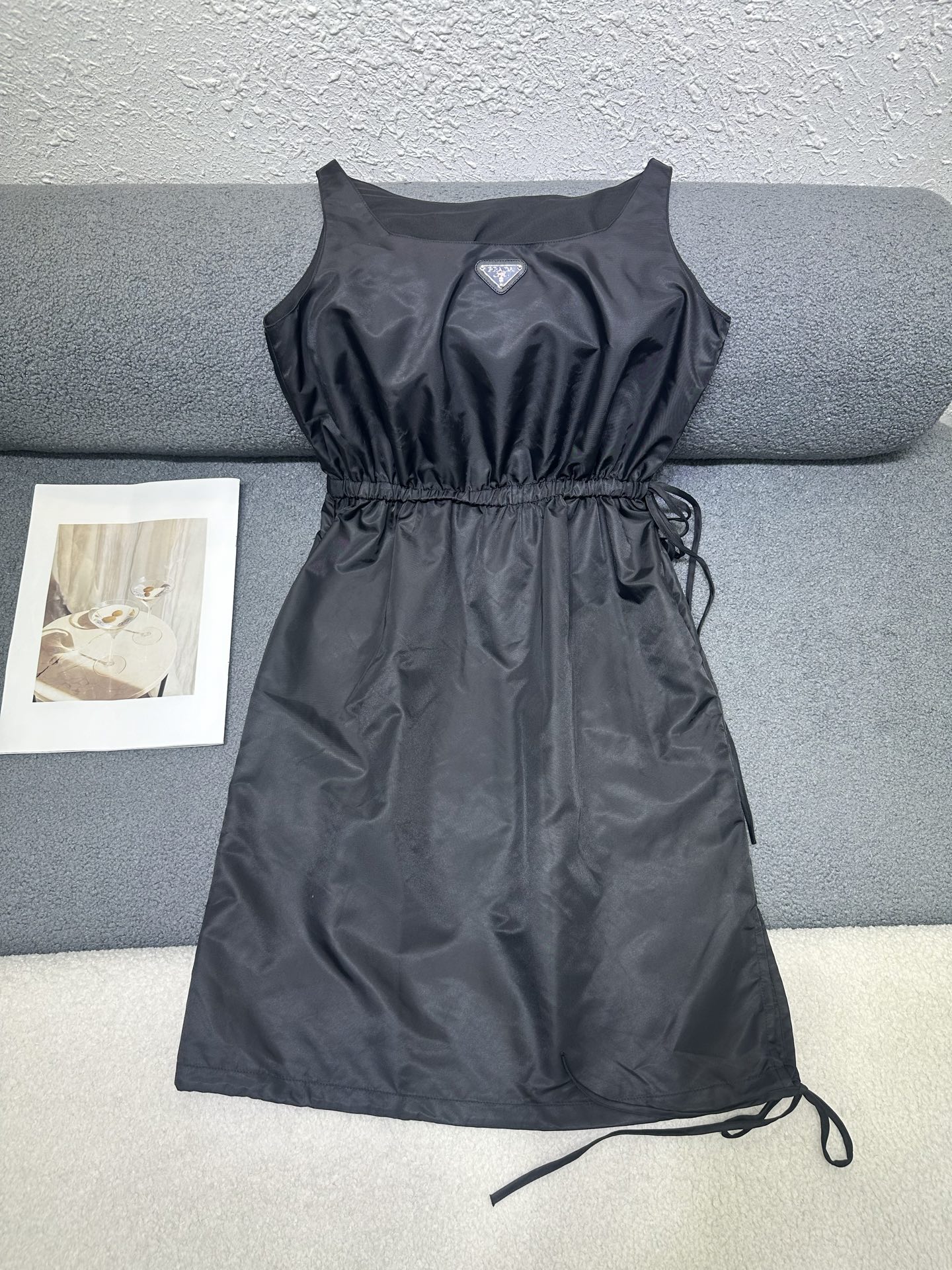 NO:891935,P's new sleeveless vest dress. Classic three-level logo decoration on the chest. Drawstring design on the waist/skirt. Thin nylon fabric all over, light and comfortable. Simple and elegant style. Monochrome SML,,skirts,19860909P家新款无袖背心裙 胸前经典三级标装饰 腰部/裙摆处做抽绳设计 通体薄款尼龙面料轻薄舒适 版型简洁大气 单色SML,,skirts,,Women's clothing
