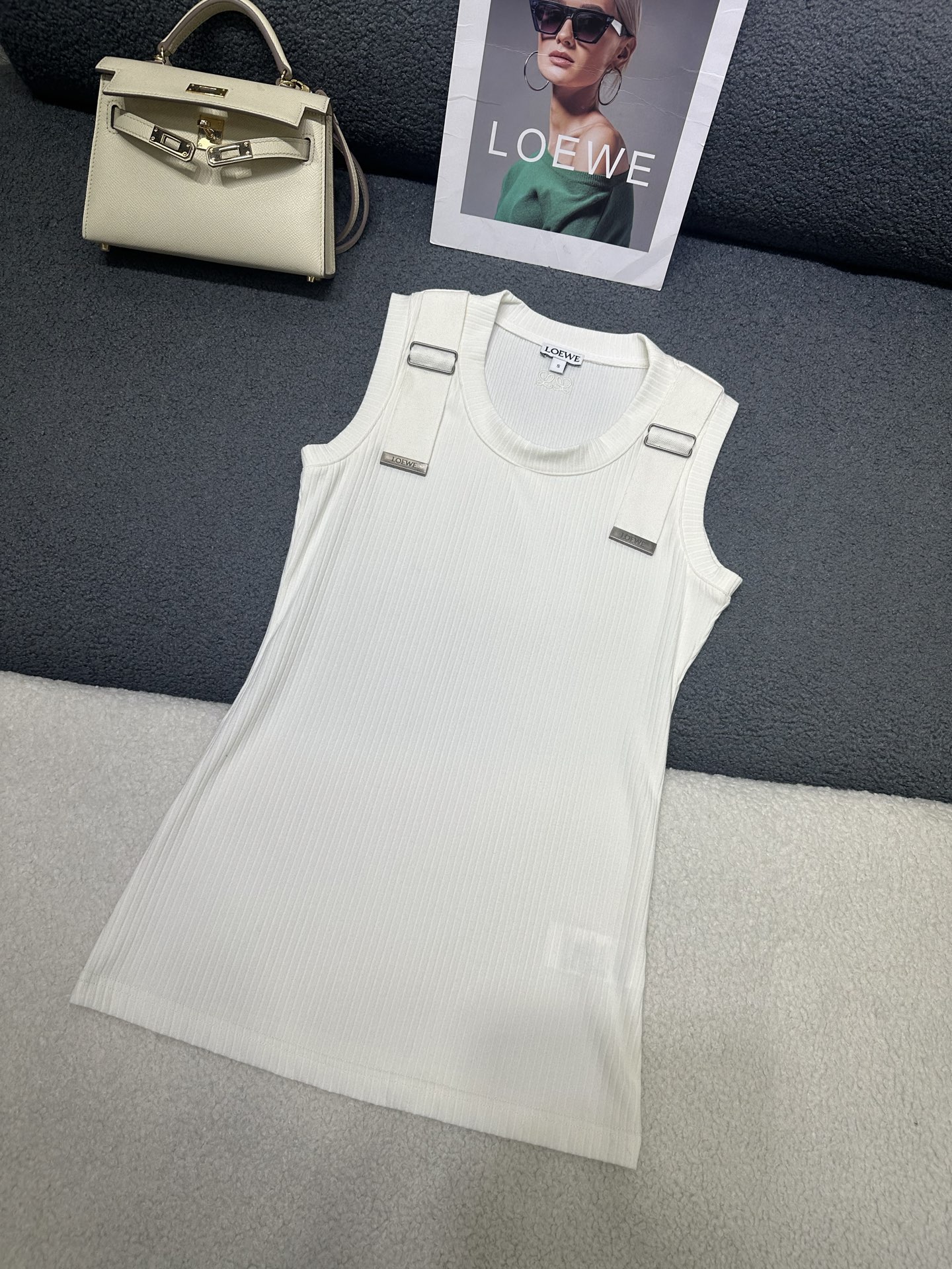 NO:892285,Loe's new knitted vest. Customized buckle design decoration on the shoulders. Pattern embroidery embellishment on the back. All-over vertical pit strip knitted fabric with stretch and slim fit. Two-color SML,,loewe,19860909Loe家新款针织背心 肩部处定制扣带设计装饰 后背处图案刺绣点缀 通体竖坑条针织面料带有弹力修身显瘦 两色SML,,loewe,,Women's clothing
