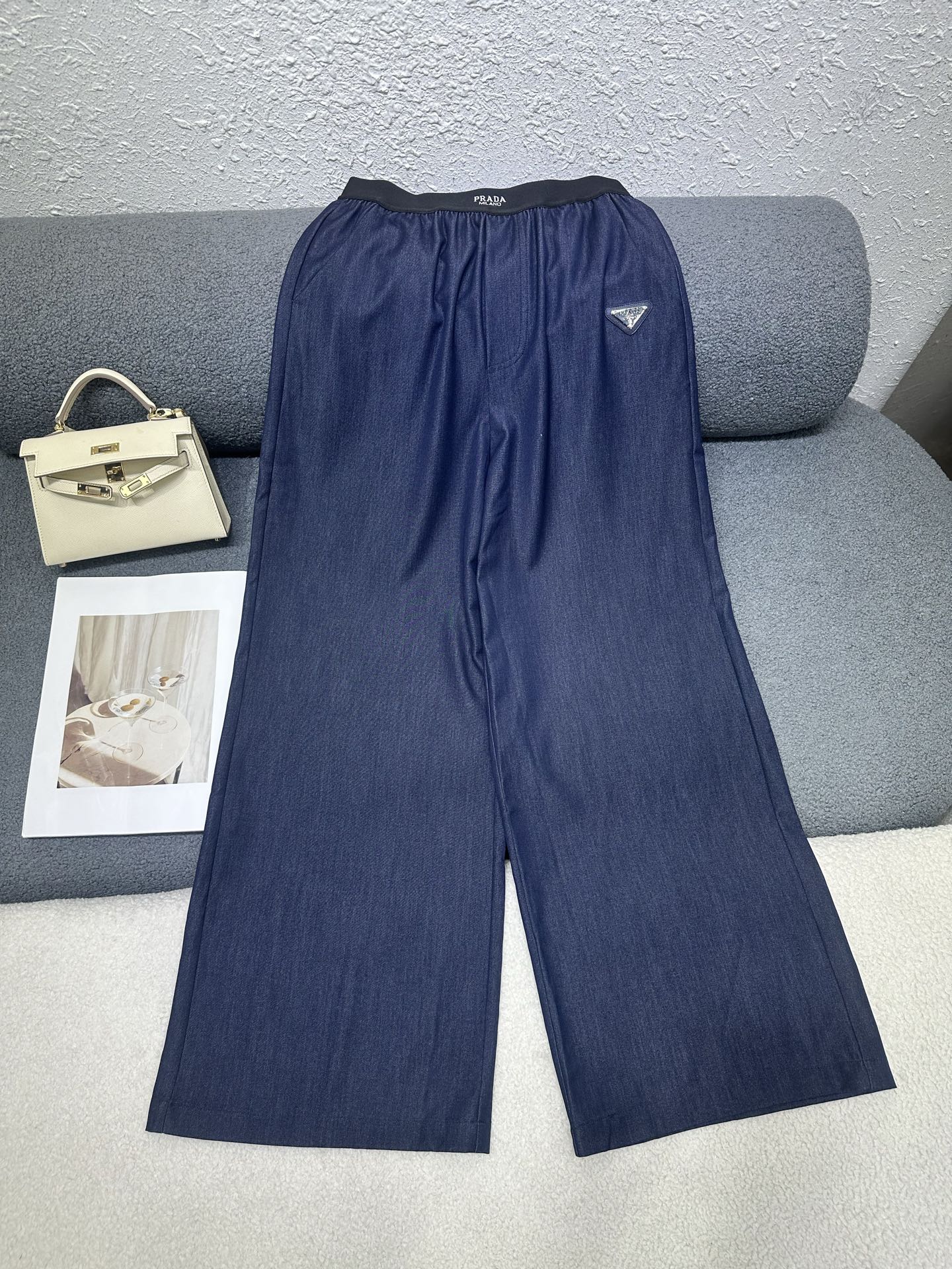 NO:892499,PRADA/Prada 2026 new summer trousers, classic triangle logo decoration, elastic high waist, soft and comfortable fabric, high quality, three-color single color, prada, prada,19860909PRADA/普拉达2026夏季新款裤子 经典三角标装饰 松紧高腰 面料轻柔舒适 高品质 单色三码,,prada,prada,,Women's clothing