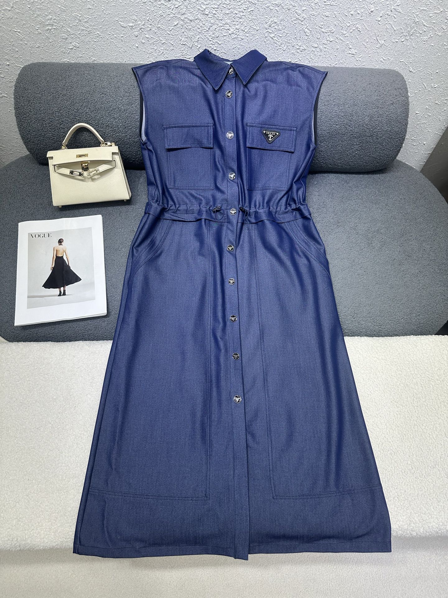 NO:892513,P's new sleeveless dress. Classic triangle logo decoration on the chest. Elastic waist to increase the sense of design. The denim fabric is full of drape. The silhouette is slim and stylish. Two-color SML, skirts,19860909P家新款无袖连衣裙 胸前经典三角标装饰 腰部处做松紧弹性 增加设计感 牛仔面料垂感十足 版型显瘦洋气 两色SML,,skirts,,Women's clothing
