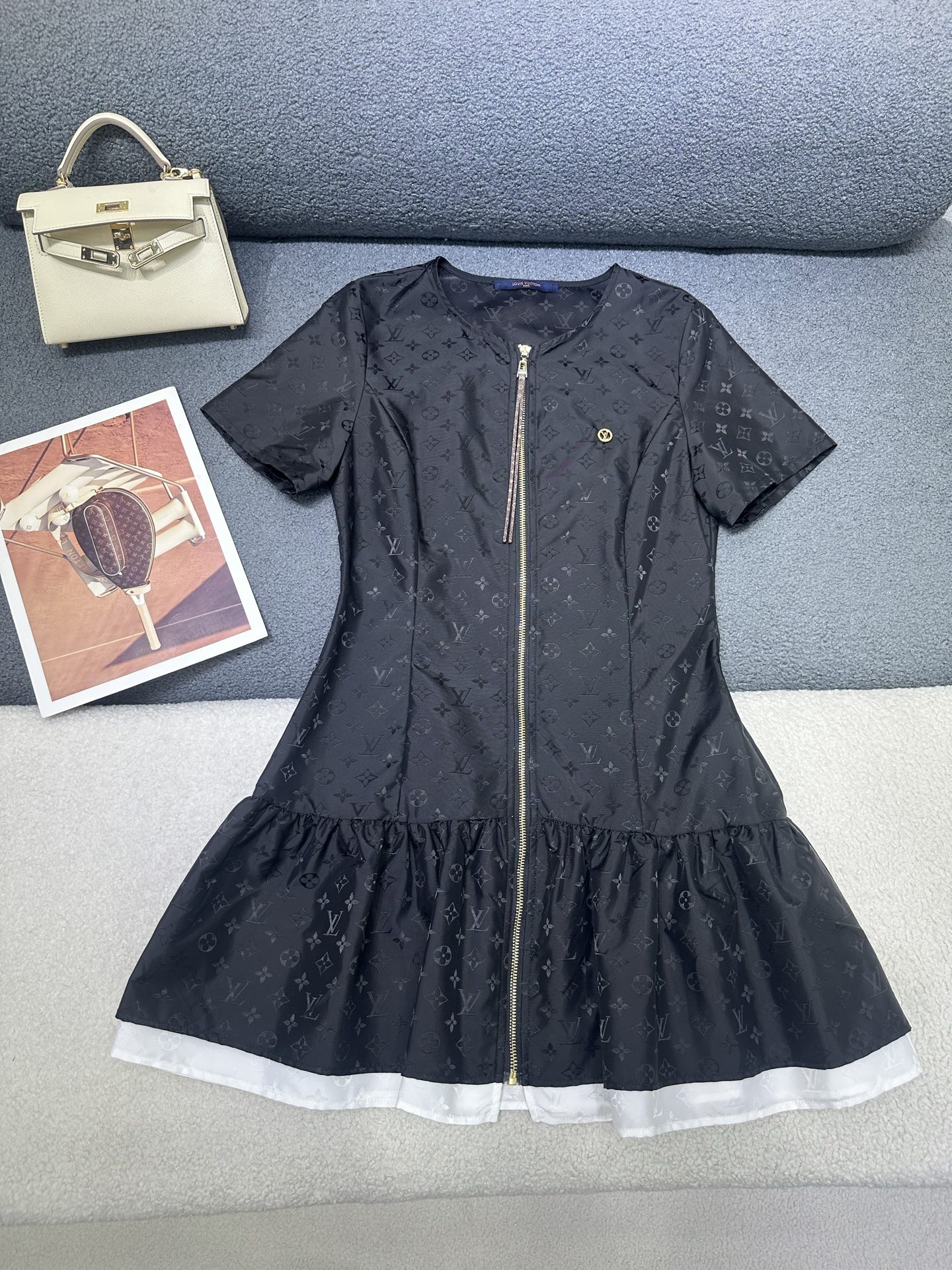 NO:892505,L's new dress, all-over logo pattern jacquard fabric, custom logo buckle/zipper puller/hem color matching design/simple and versatile version, single color SML, Louis Vuitton, skirts,19860909L家新款连衣裙 通体logo图案提花面料 定制logo扣头/拉链头/下摆拼色设计/版型简洁百搭 单色SML,,louis vuitton,skirts,,Women's clothing