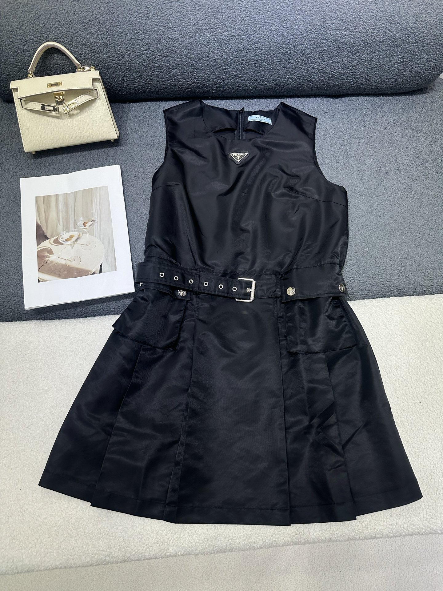 NO:892509,PRADA*2026 New Sleeveless Dress Classic Triangle Decoration on the Chest/With Customized Belt/Versatile and Casual Style Monochrome SML,,prada,skirts,19860909PRADA*2026新款无袖连衣裙 胸前经典三角牌装饰 /搭配定制腰带/版型百搭休闲 单色SML,,prada,skirts,,Women's clothing