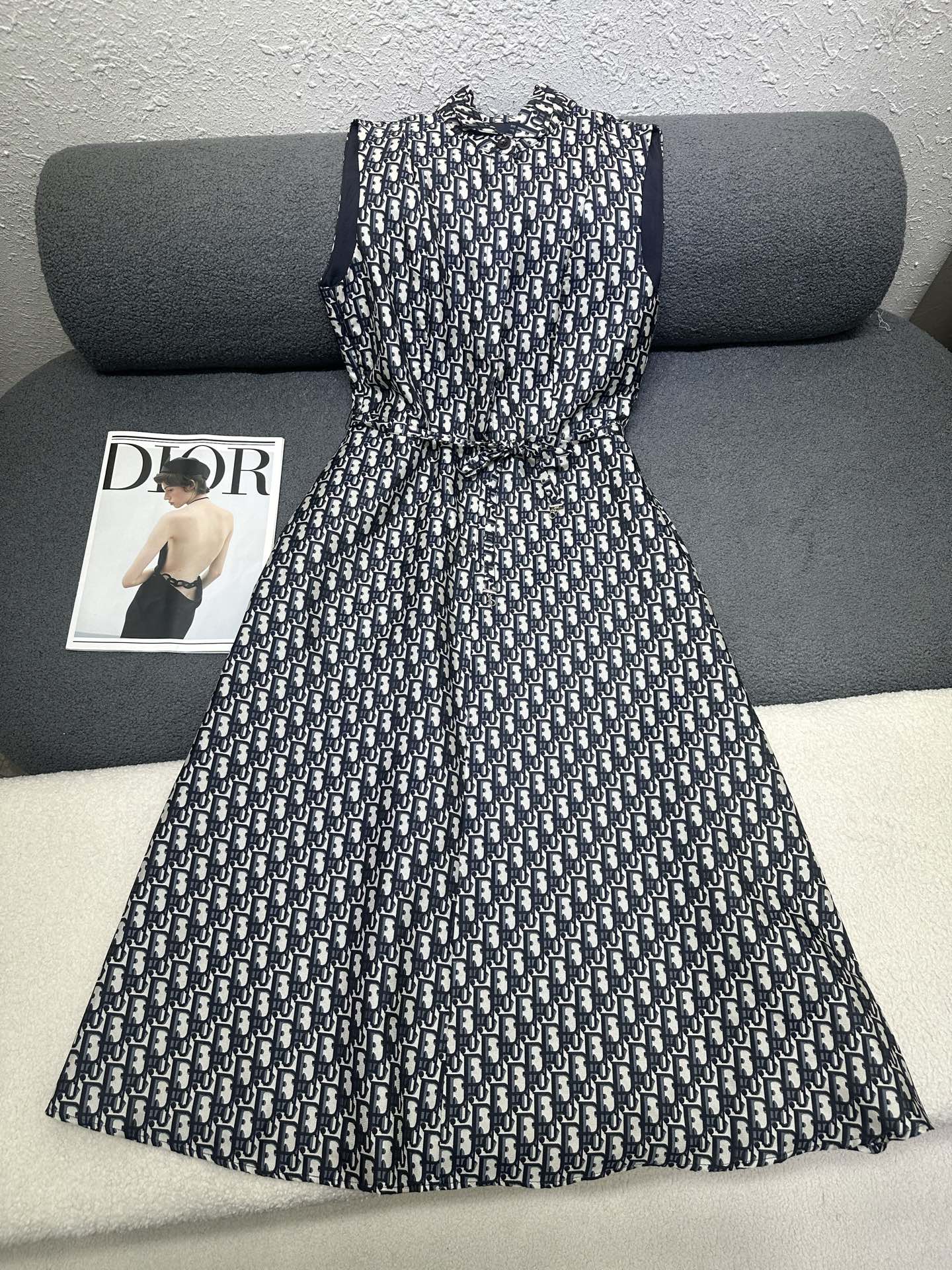 NO:893072,Dior*2026 new summer style sleeveless dress. All-over presbyopia logo jacquard fabric/oversized skirt to cover the crotch, slimming and smooth. Single-breasted design is simple and elegant. Monochrome SML,,dior,skirts,19860909Dior*2026夏季新款无袖连衣裙 通体老花logo提花面料/做超大裙摆遮胯显瘦垂顺感十足 单排扣设计简洁大气 单色SML,,dior,skirts,,Women's clothing
